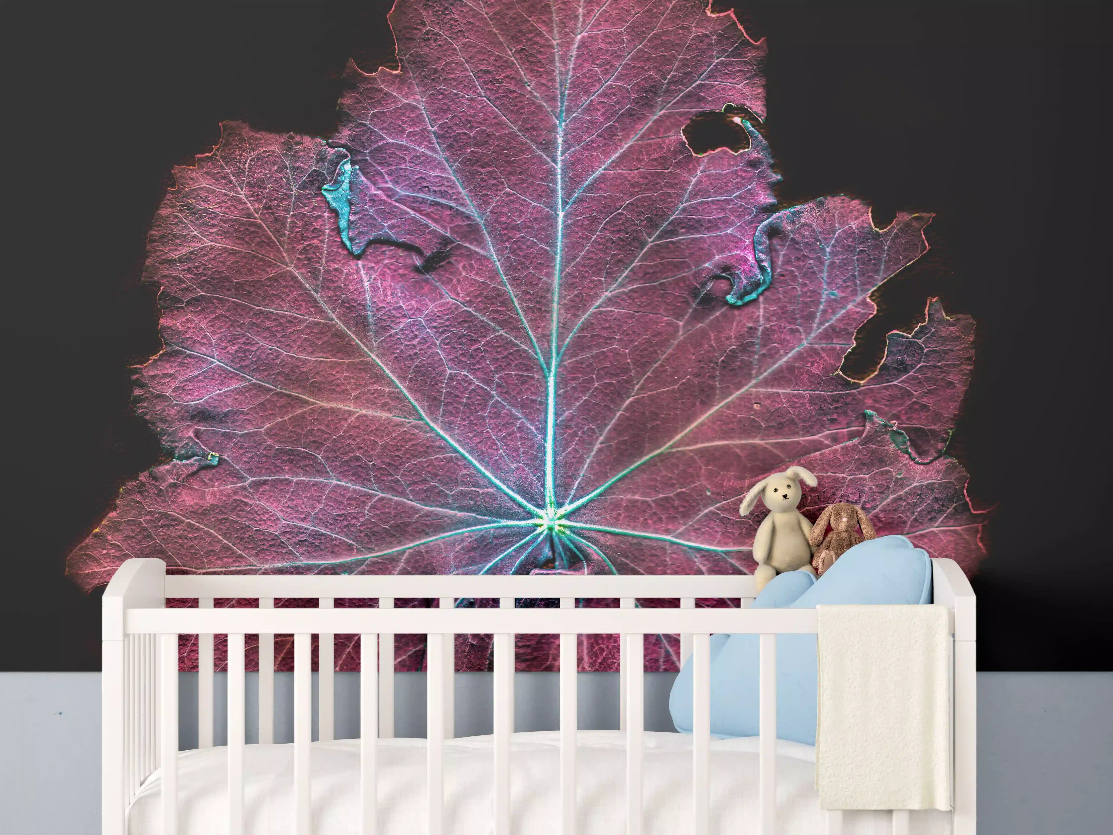 Babyzimmer Wandgestaltung - Rötliches Blatt auf schwarzem Hintergrund