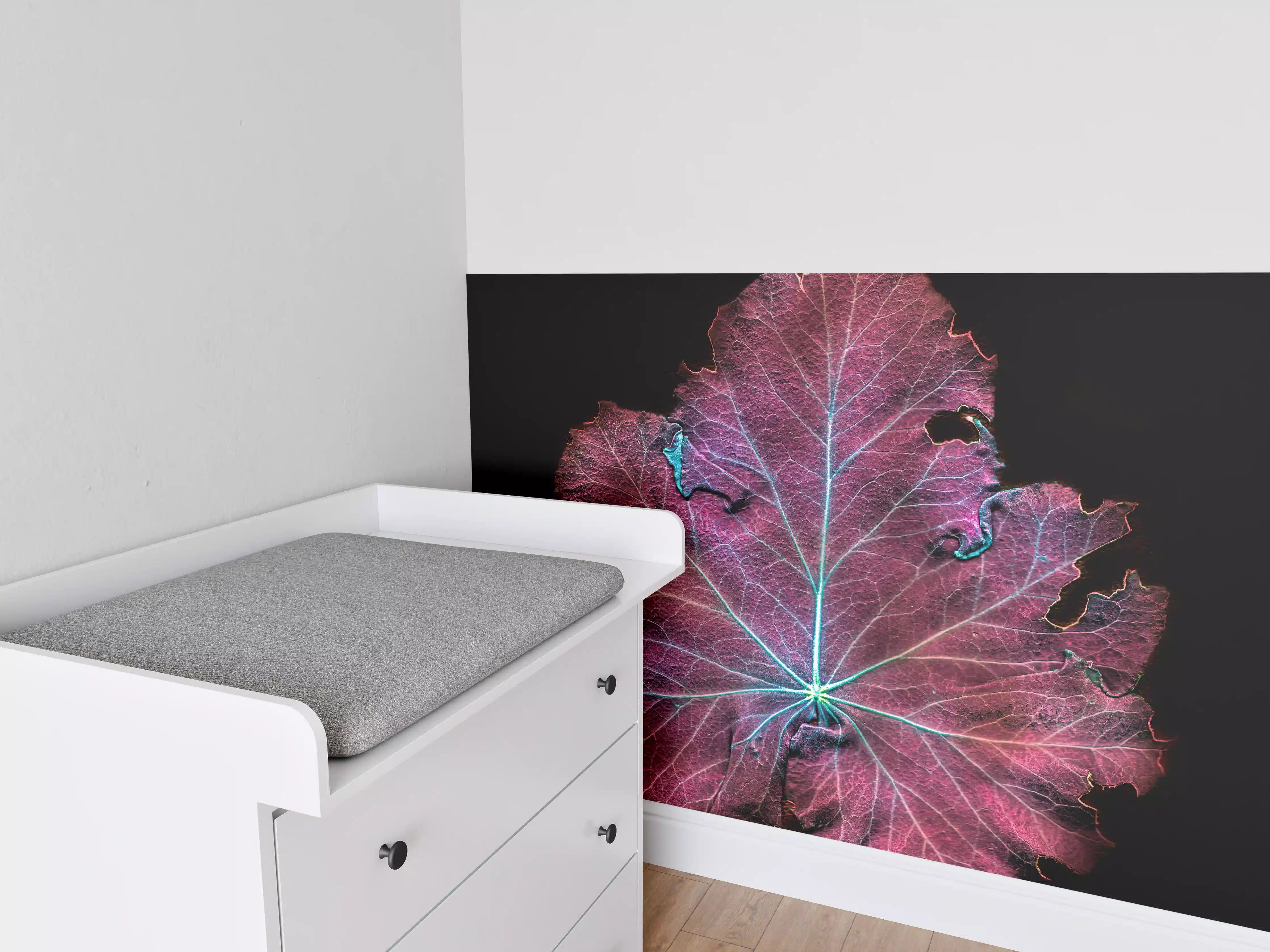 Babyzimmer Wandgestaltung - Rötliches Blatt auf schwarzem Hintergrund