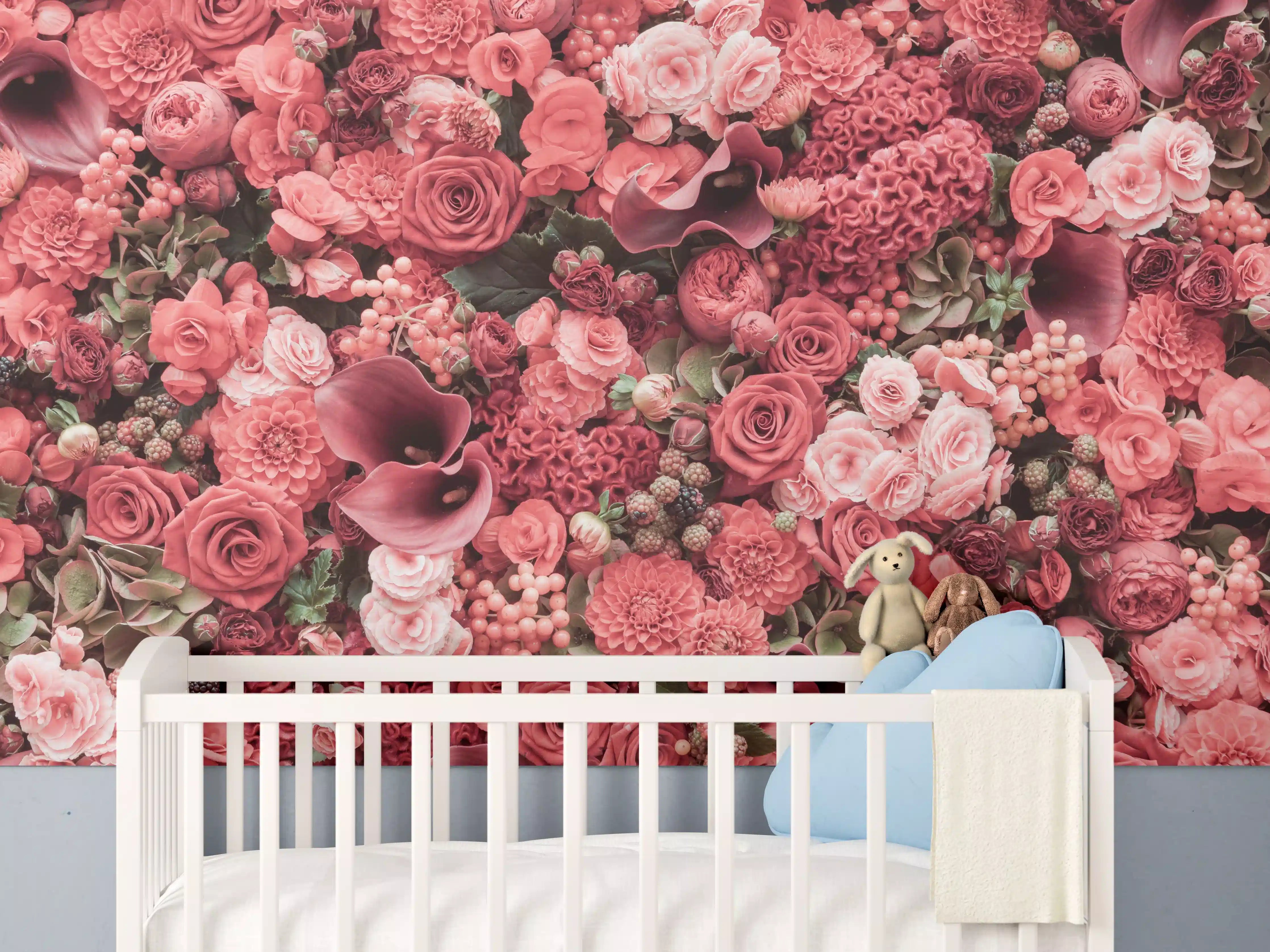 Babyzimmer Wandgestaltung - Romantische Blumenpracht in Pink-Rot-Tönen