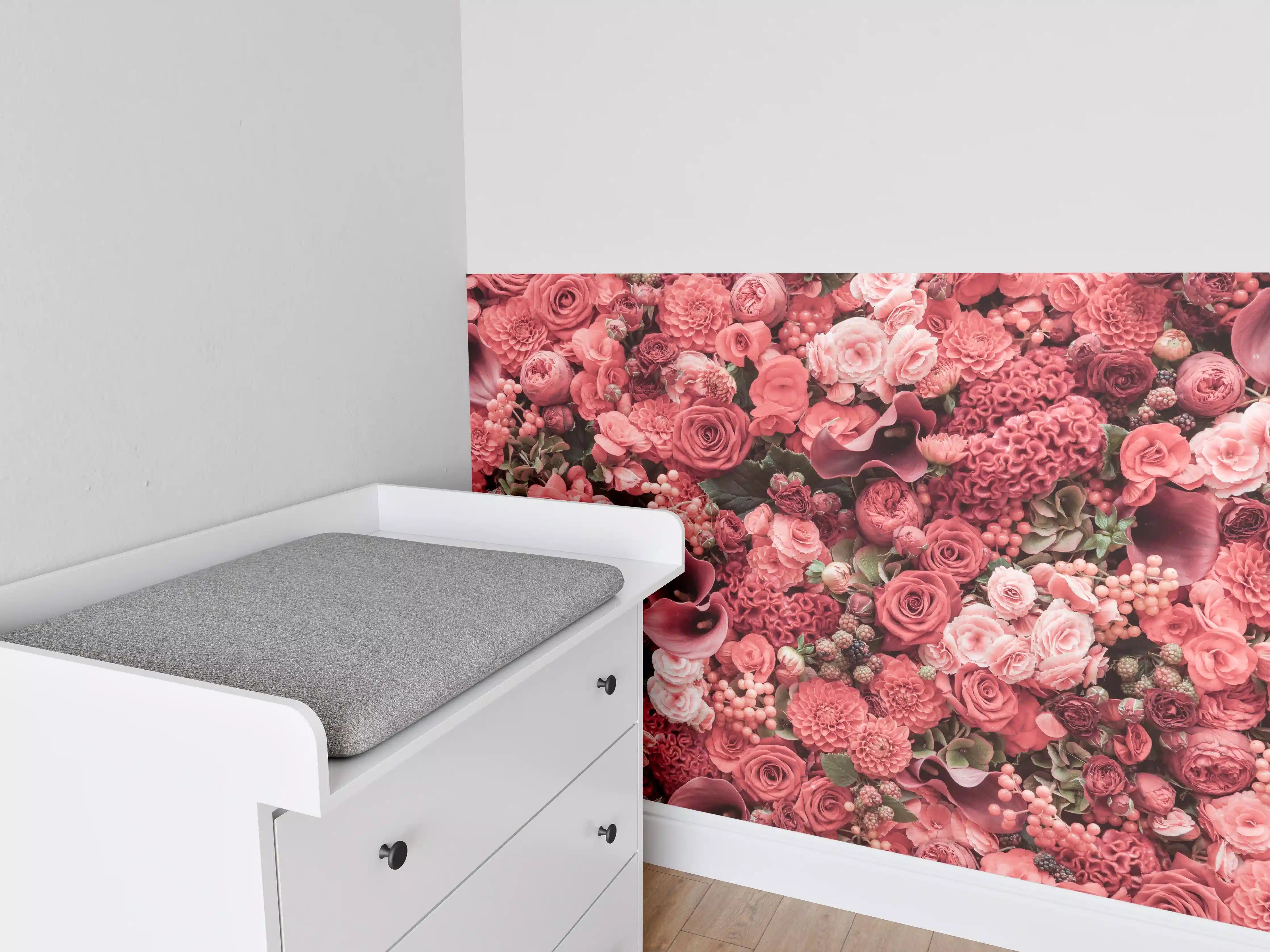 Babyzimmer Wandgestaltung - Romantische Blumenpracht in Pink-Rot-Tönen