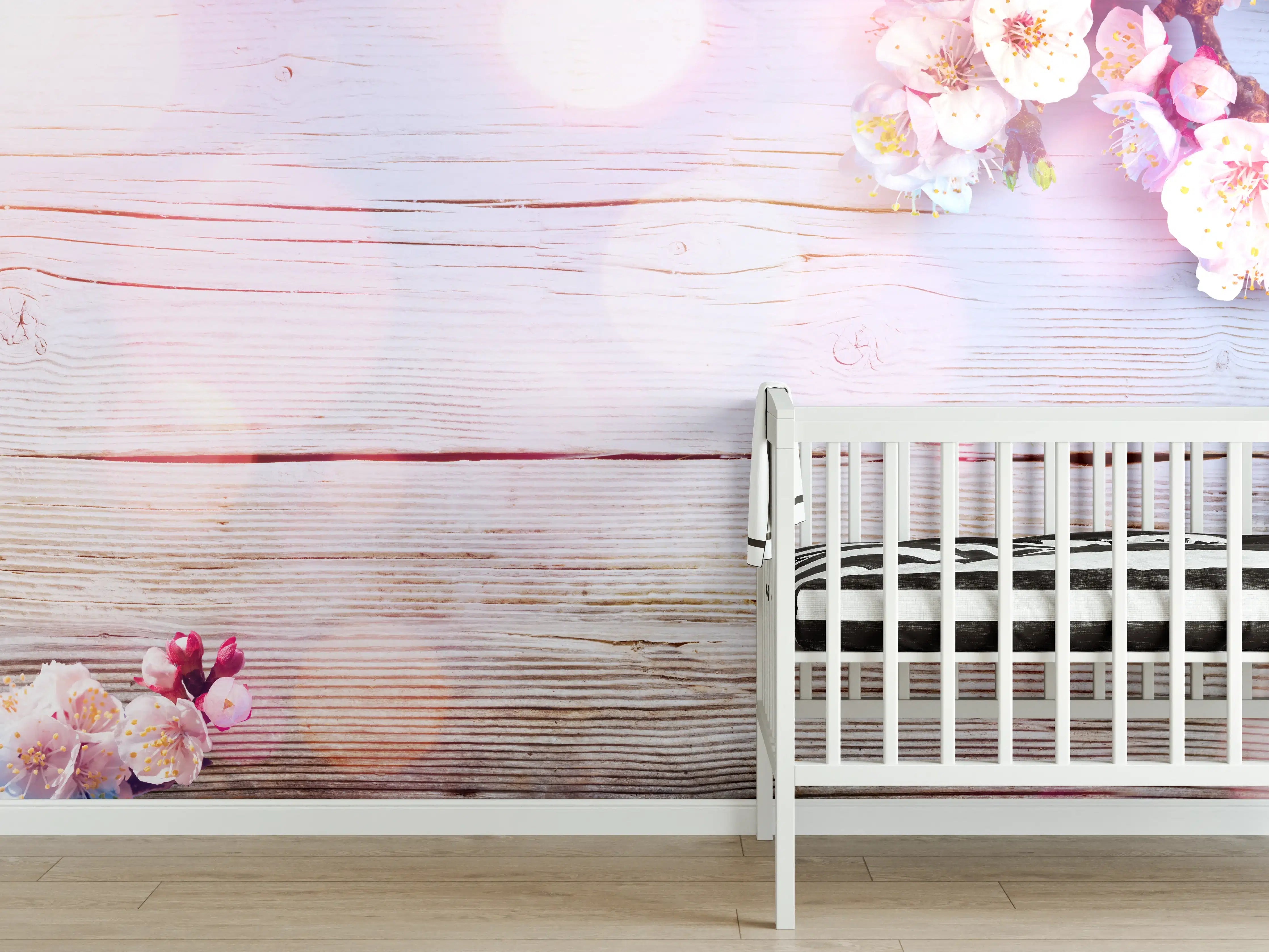 Babyzimmer Wandgestaltung - Rosa Blüten auf Holzplatte