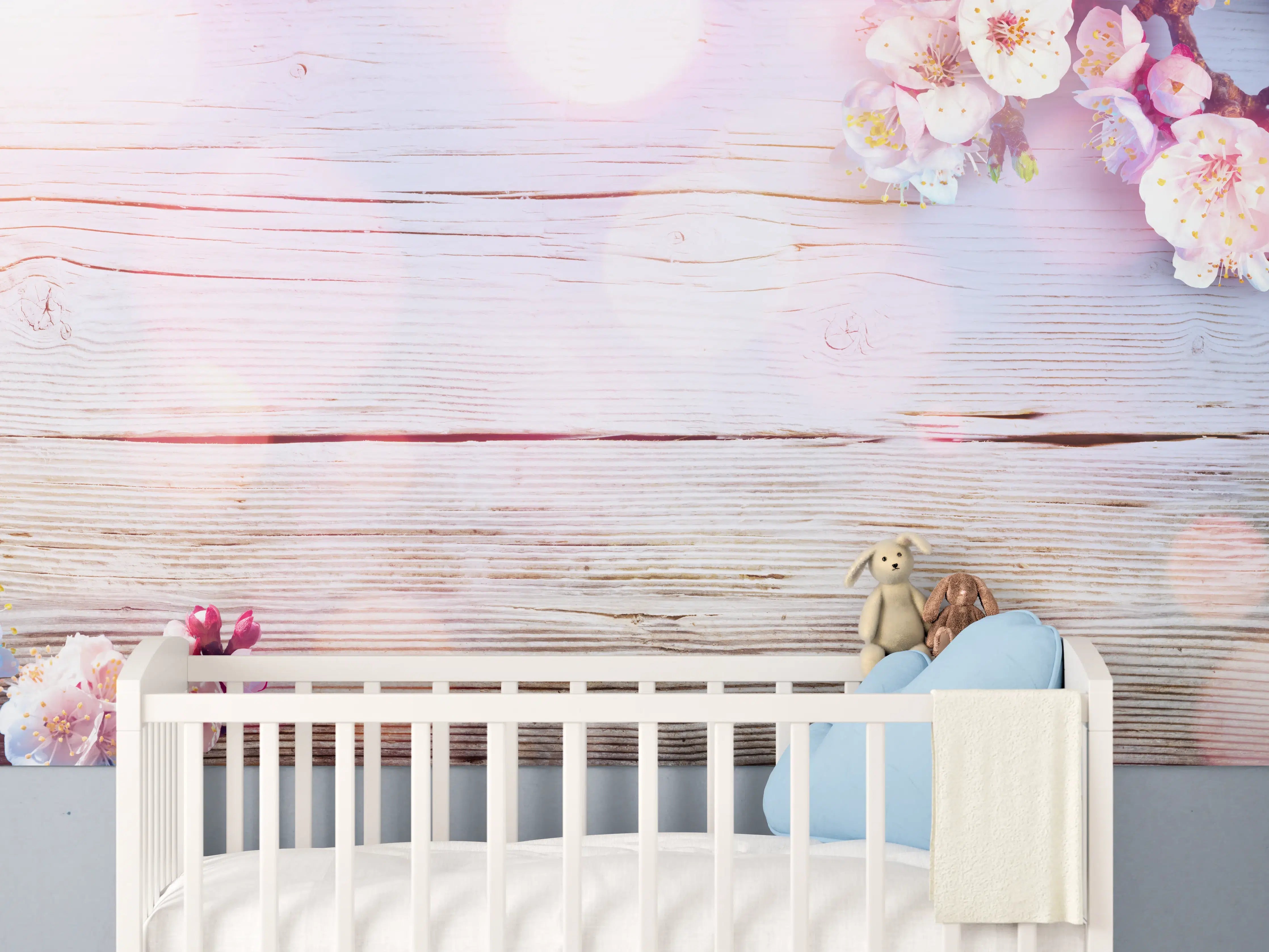 Babyzimmer Wandgestaltung - Rosa Blüten auf Holzplatte