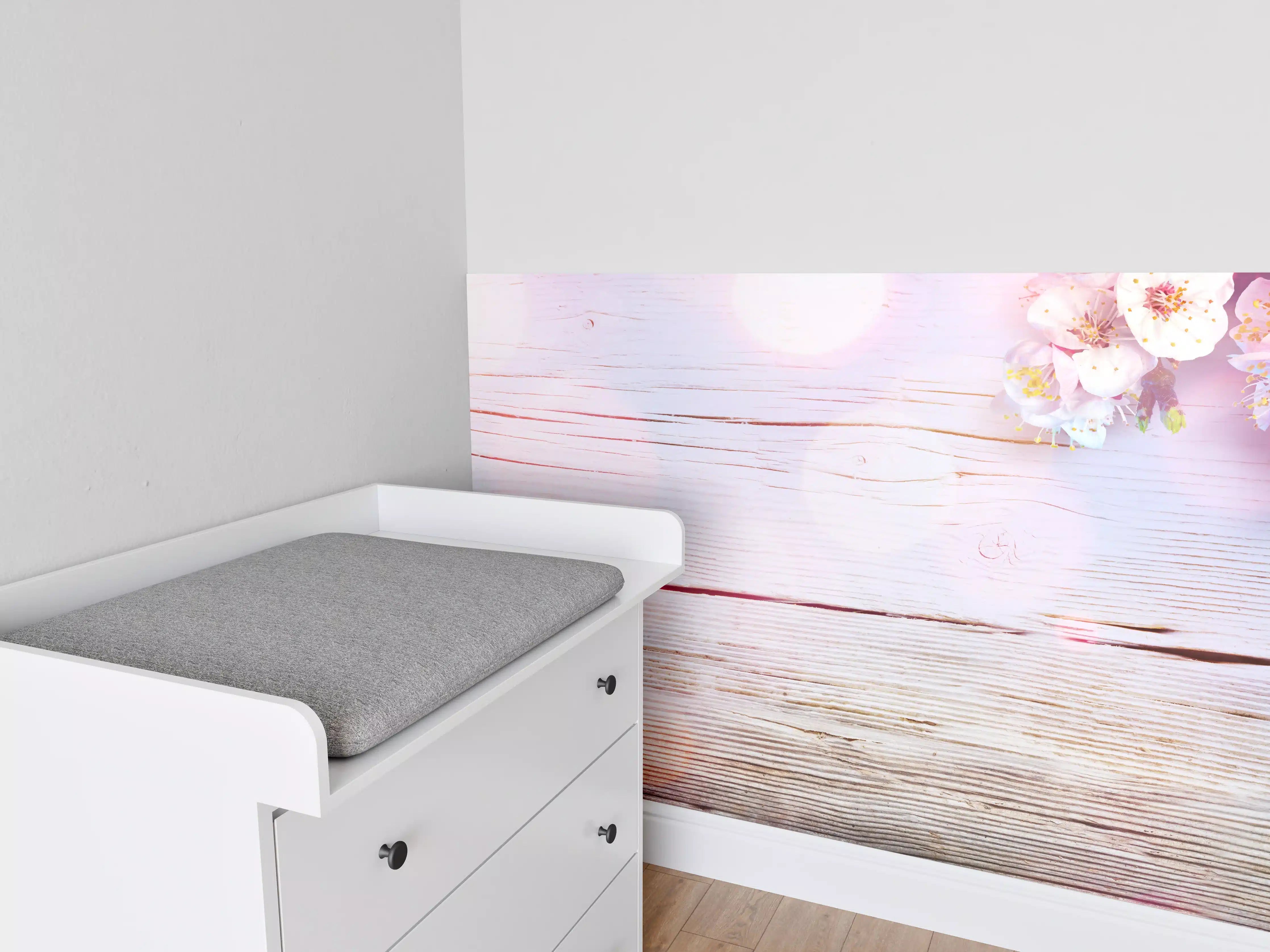 Babyzimmer Wandgestaltung - Rosa Blüten auf Holzplatte