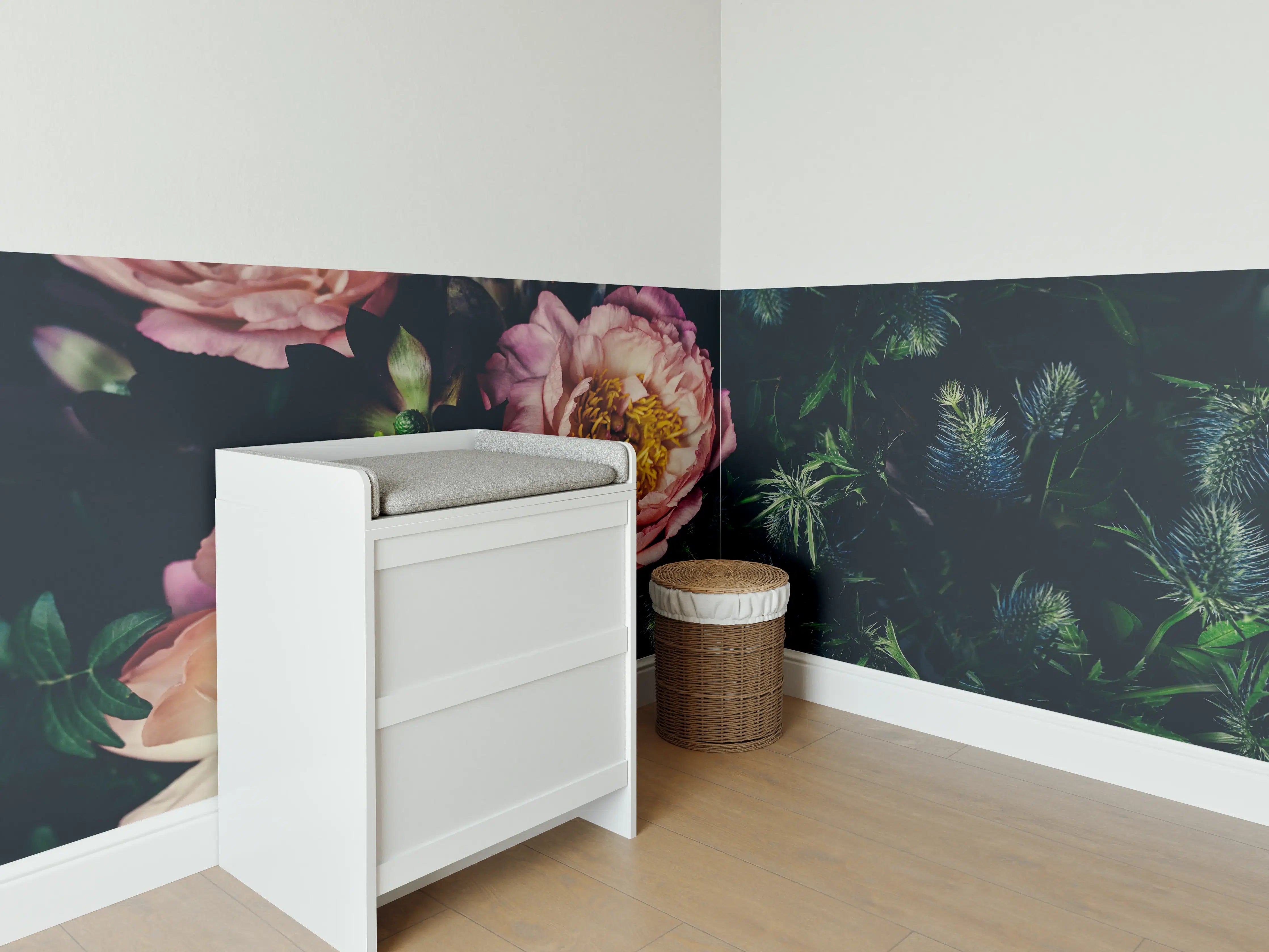 Babyzimmer Wandgestaltung - Rosa Blüten auf einer Wiese