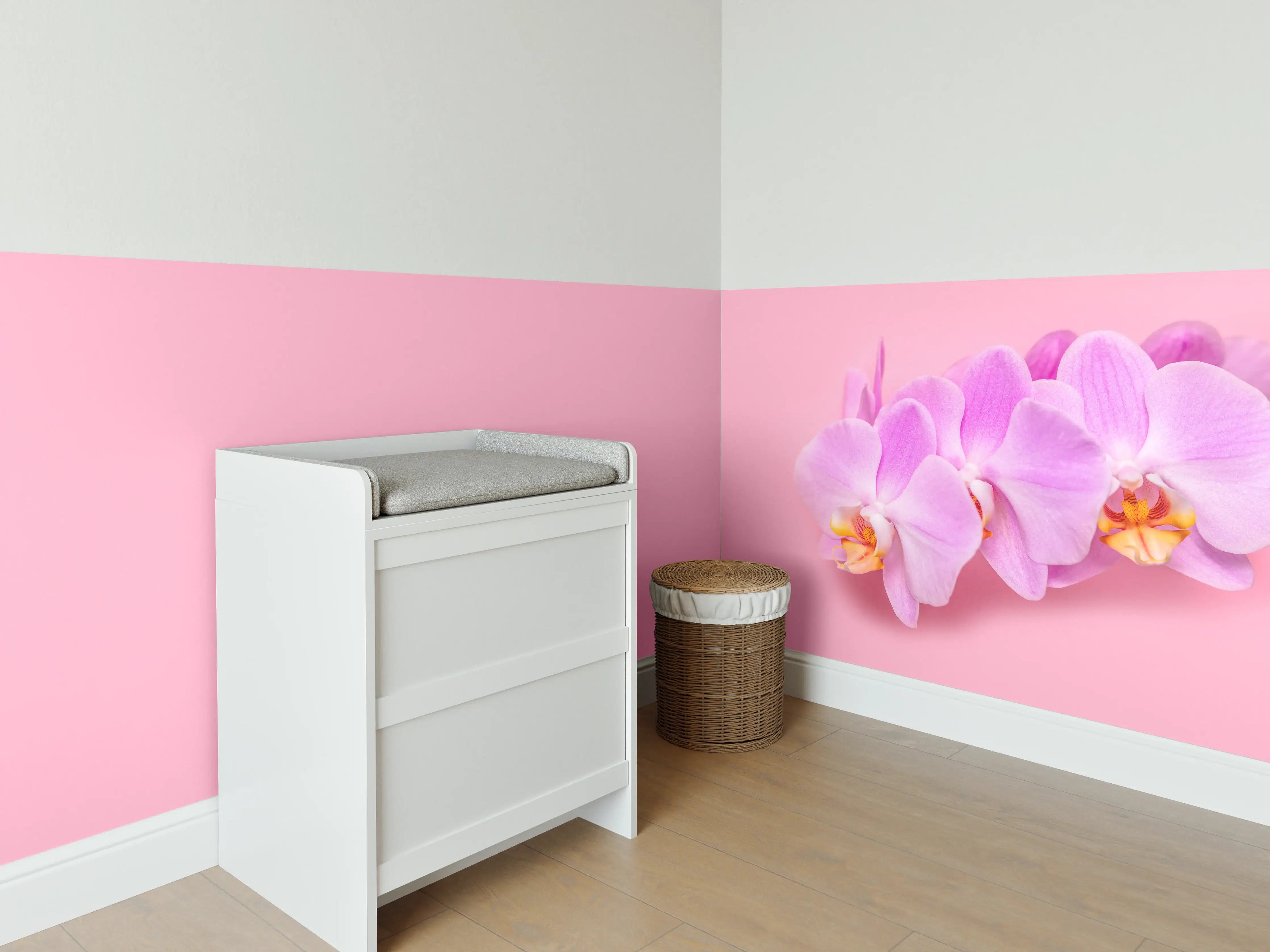 Babyzimmer Wandgestaltung - Rosa Orchideen auf Pink