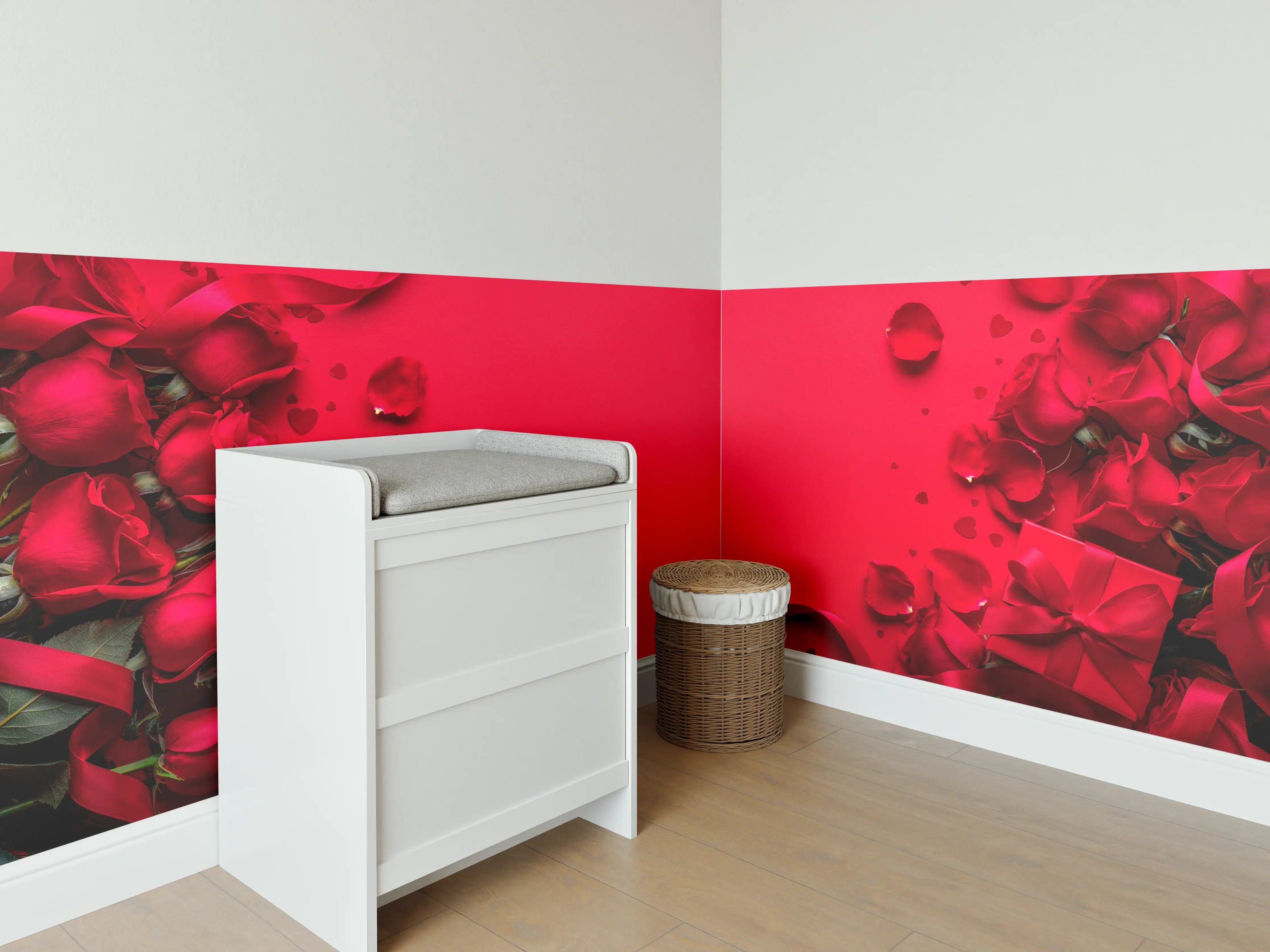 Babyzimmer Wandgestaltung - Rosengeschenk auf rotem Hintergrund