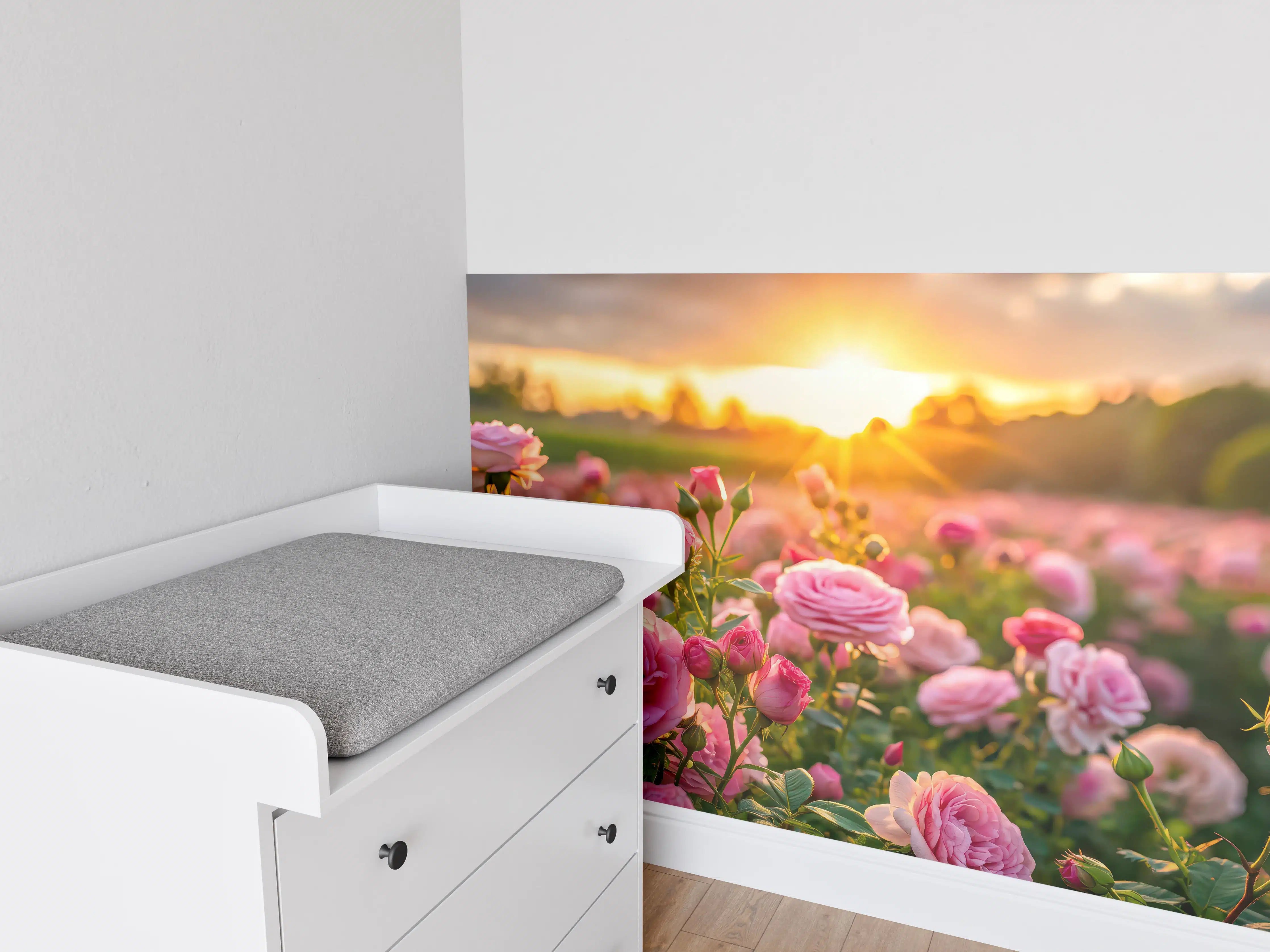 Babyzimmer Wandgestaltung - Rosenwiese bei Sonnenuntergang