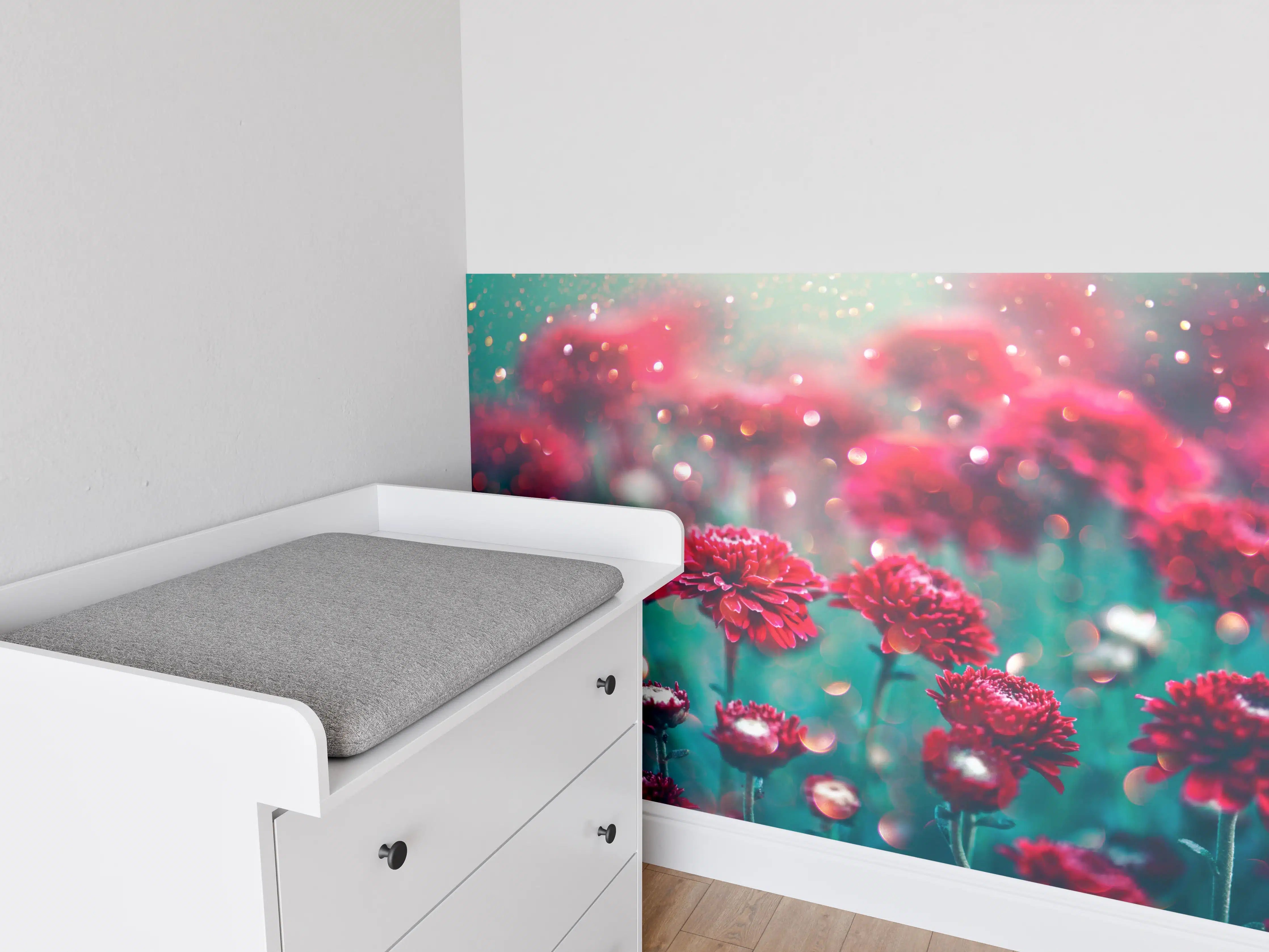 Babyzimmer Wandgestaltung - Rote Blumen funkeln im Garten