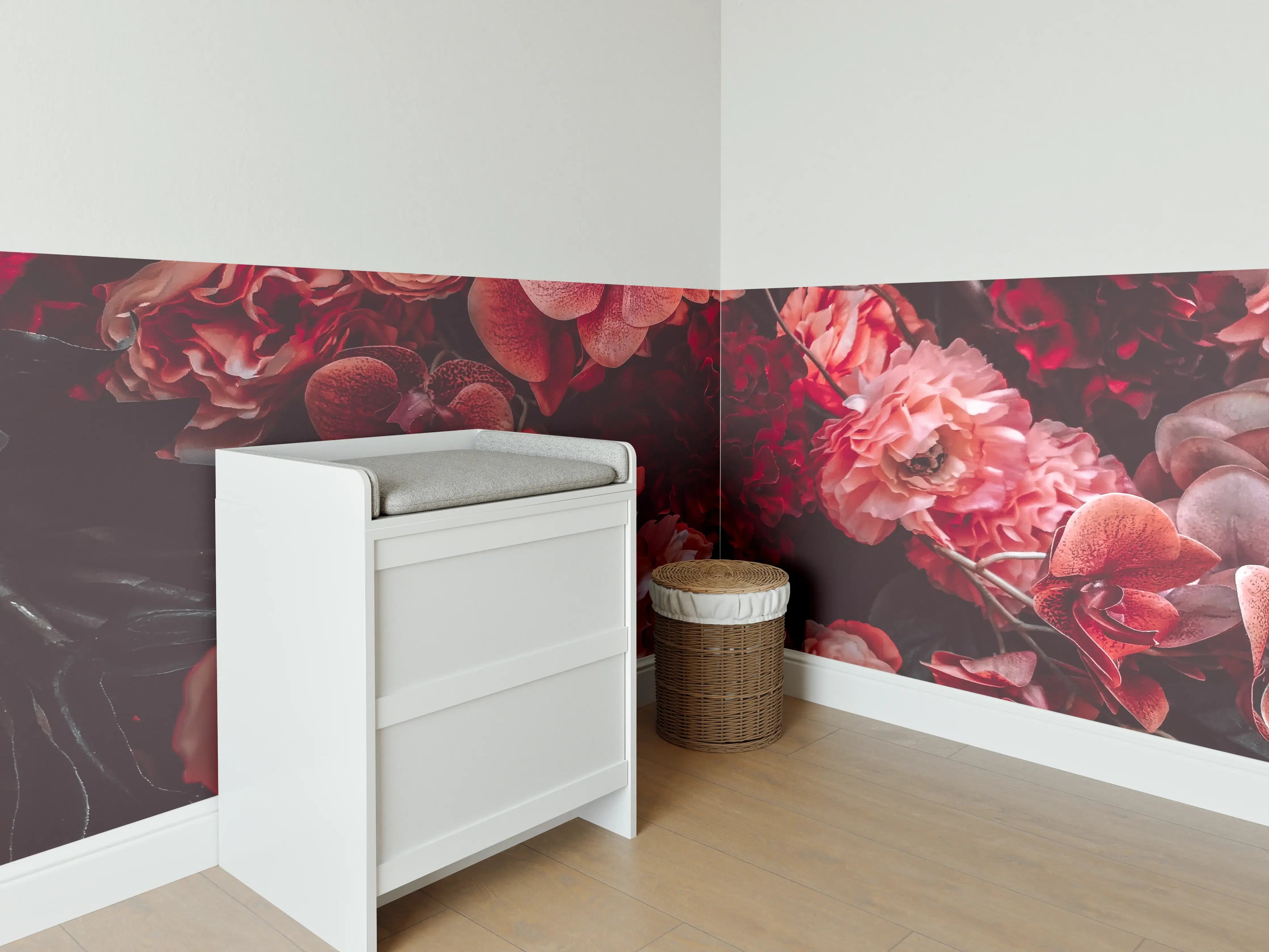 Babyzimmer Wandgestaltung - Rote Blumenstrauß in Blumenarrangement