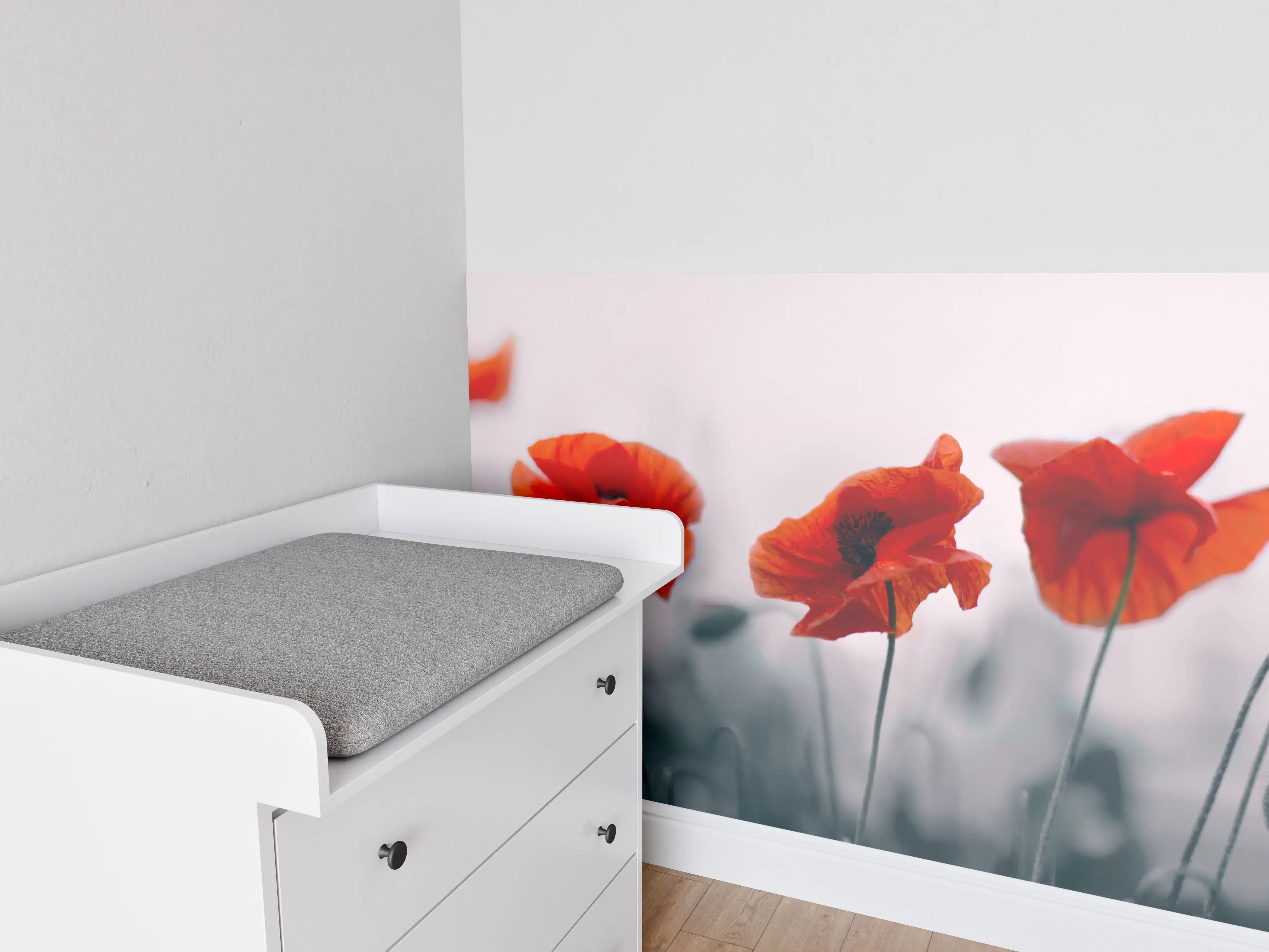 Babyzimmer Wandgestaltung - Roter Mohn auf hellem Hintergrund