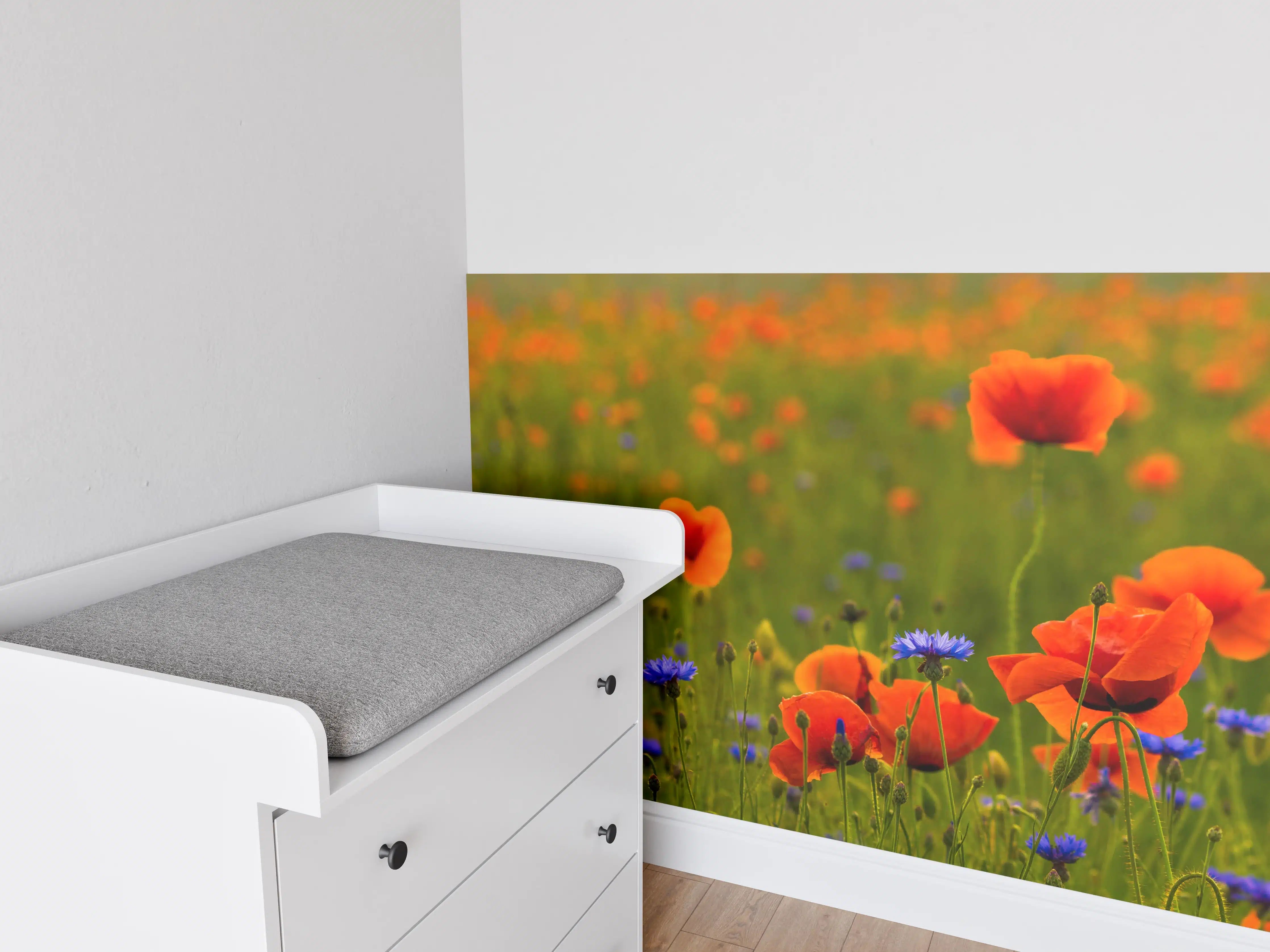 Babyzimmer Wandgestaltung - Rotes Mohnfeld mit Kornblumen