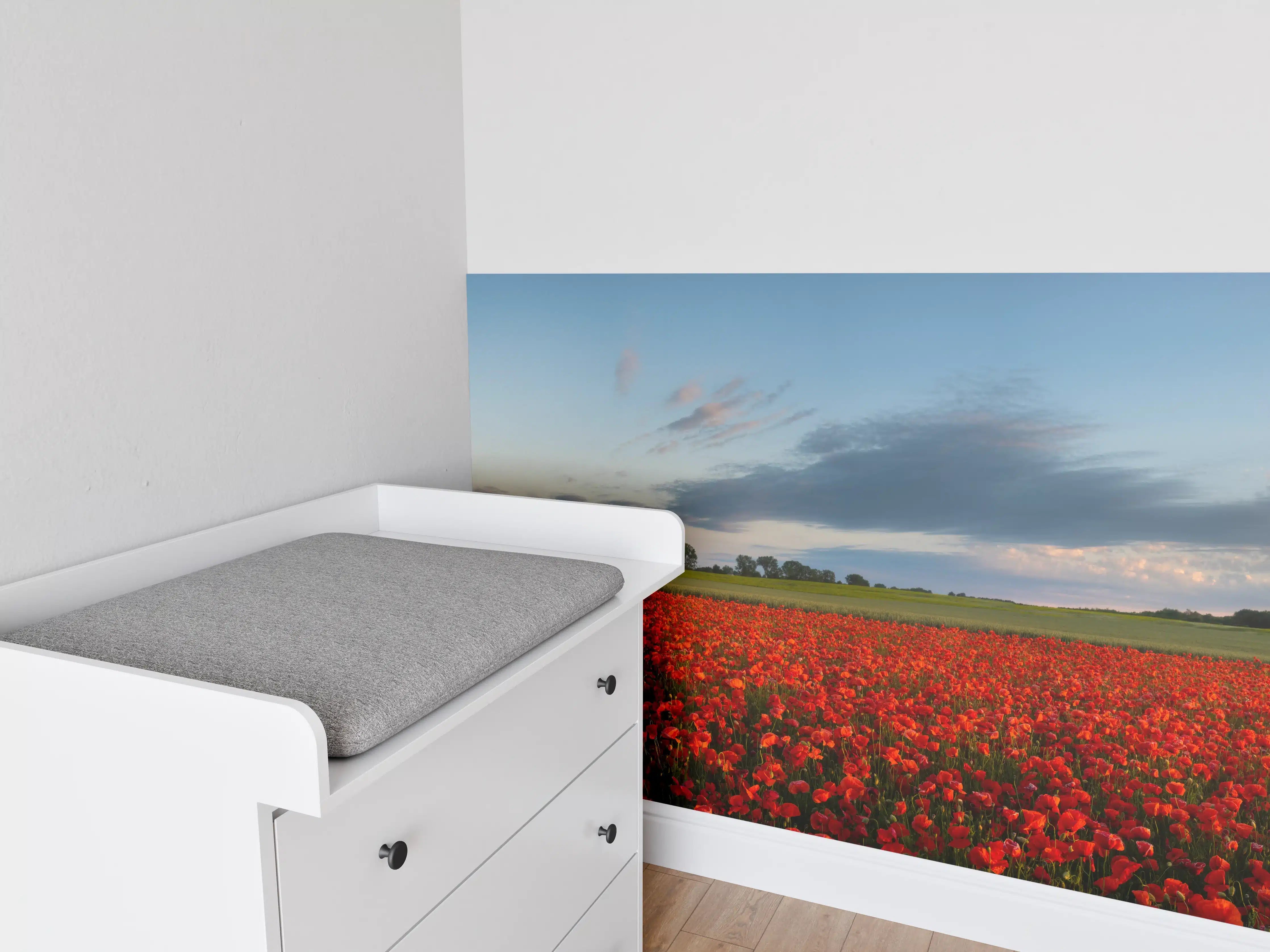 Babyzimmer Wandgestaltung - Rotes Mohnfeld unter blauem Himmel