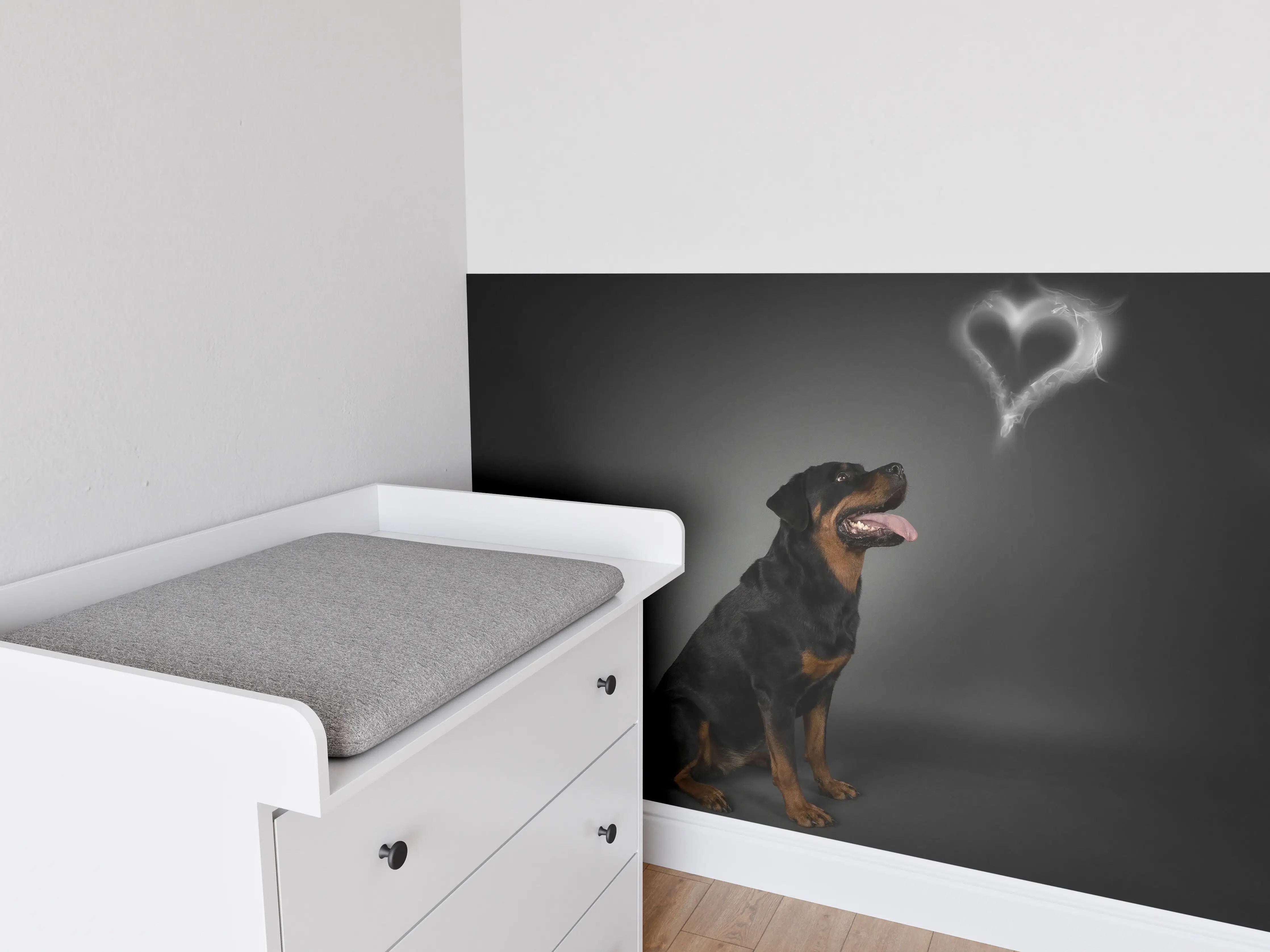 Babyzimmer Wandgestaltung - Rottweiler sitzend mit Blick auf Herz