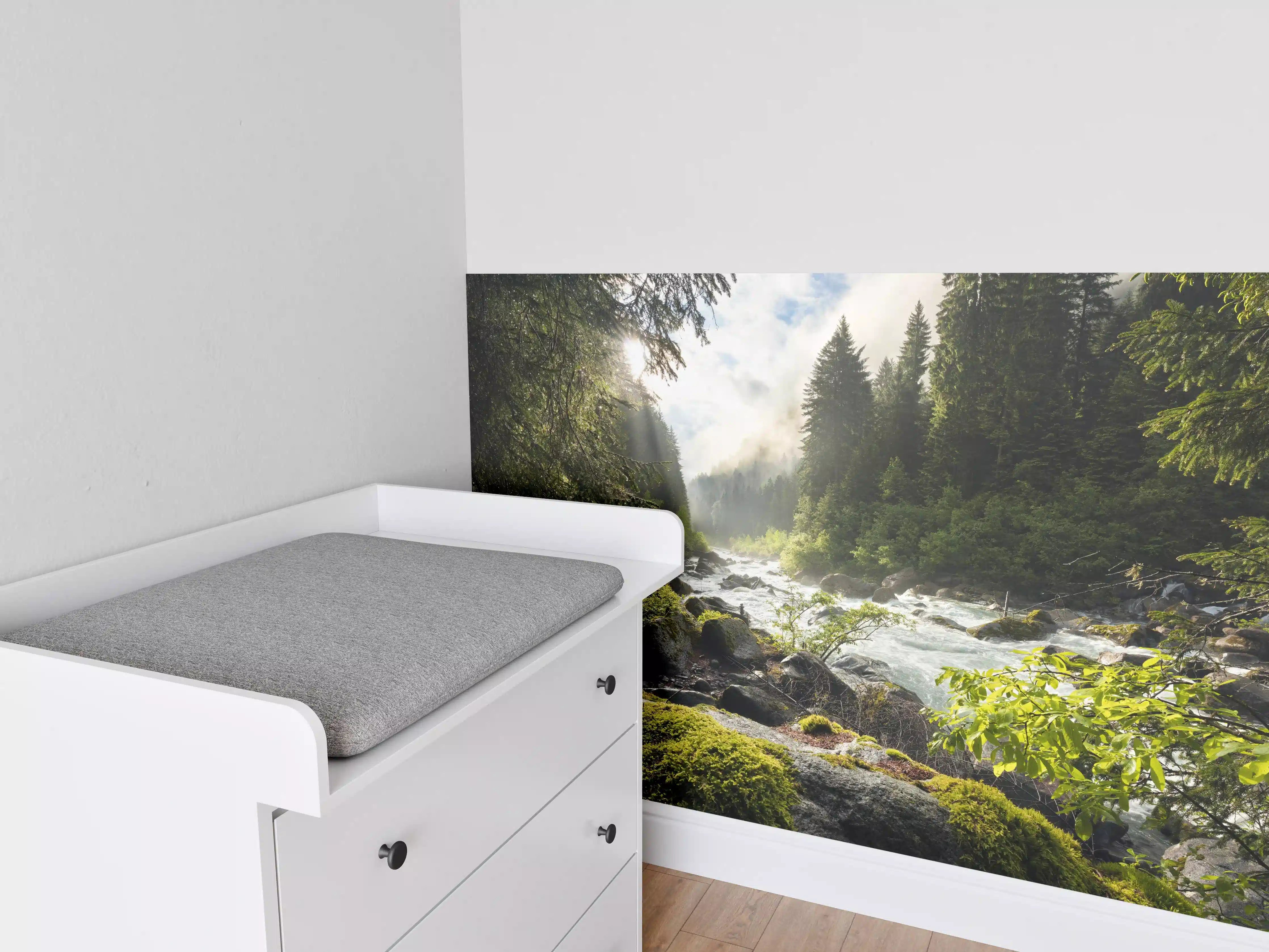 Babyzimmer Wandgestaltung - Ruhiger Fluss mitten im Wald