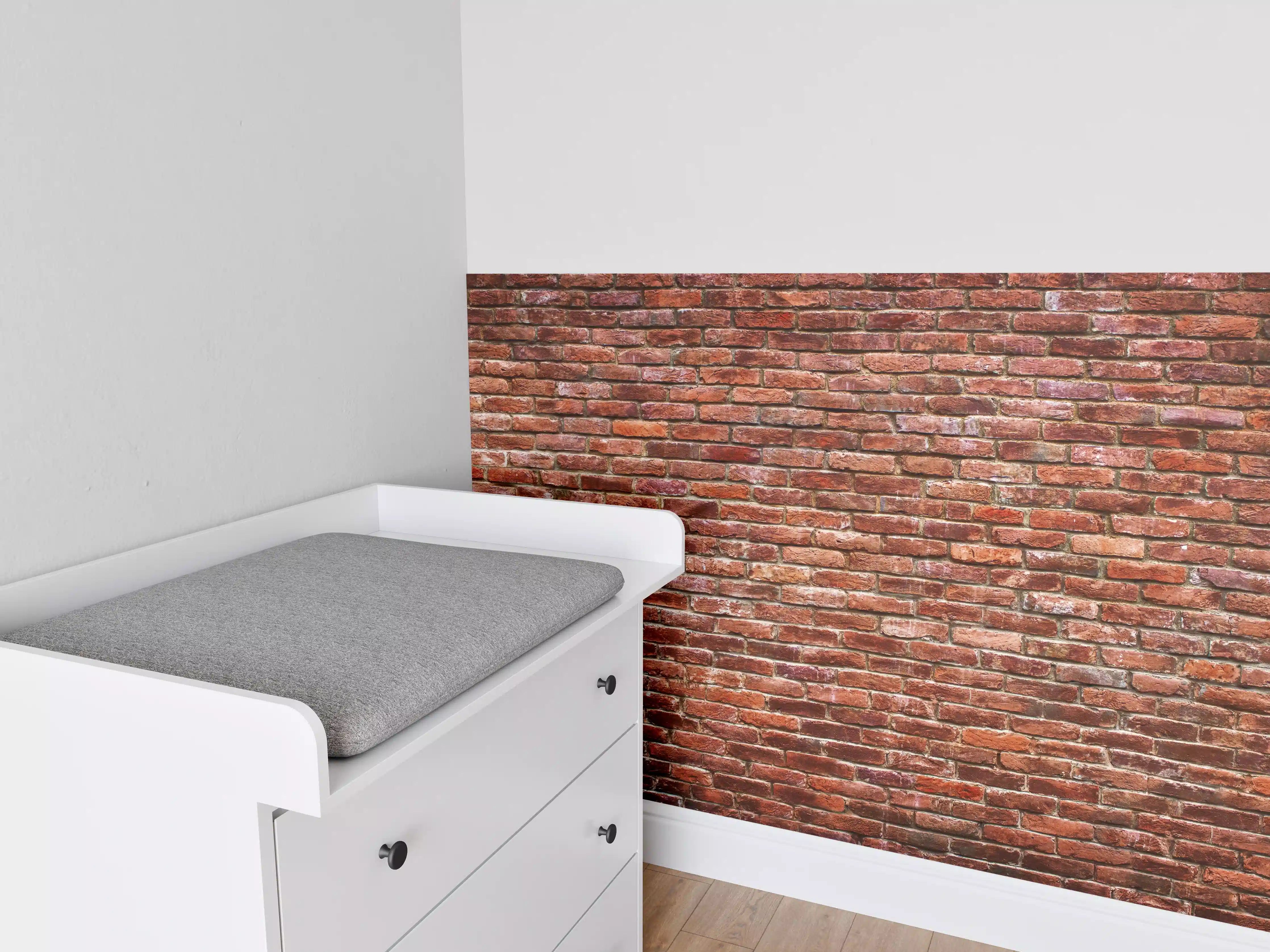 Babyzimmer Wandgestaltung - Rustikale Backsteinmauer in warmer Farbpalette