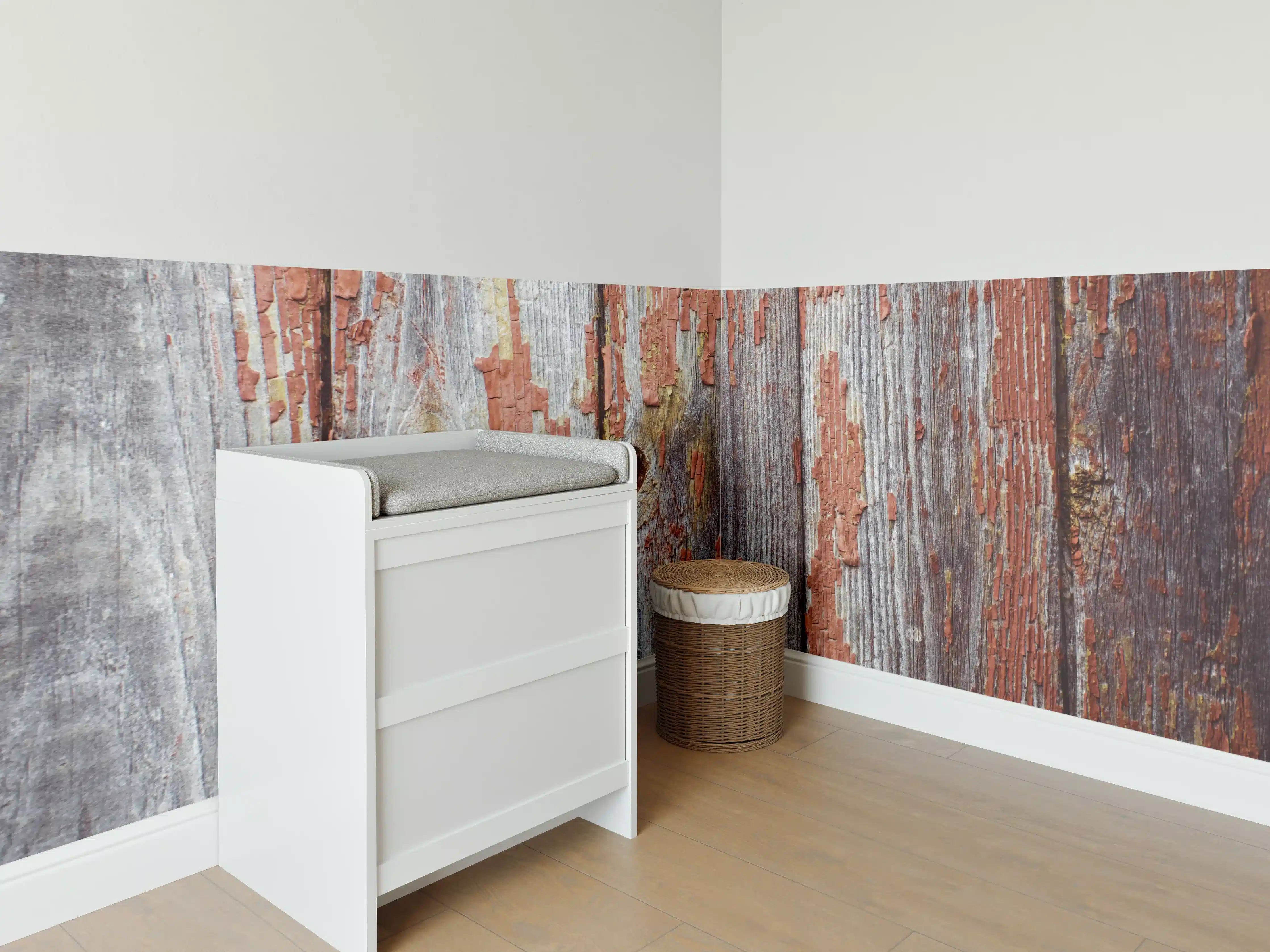 Babyzimmer Wandgestaltung - Rustikale Holzbretter mit Loch