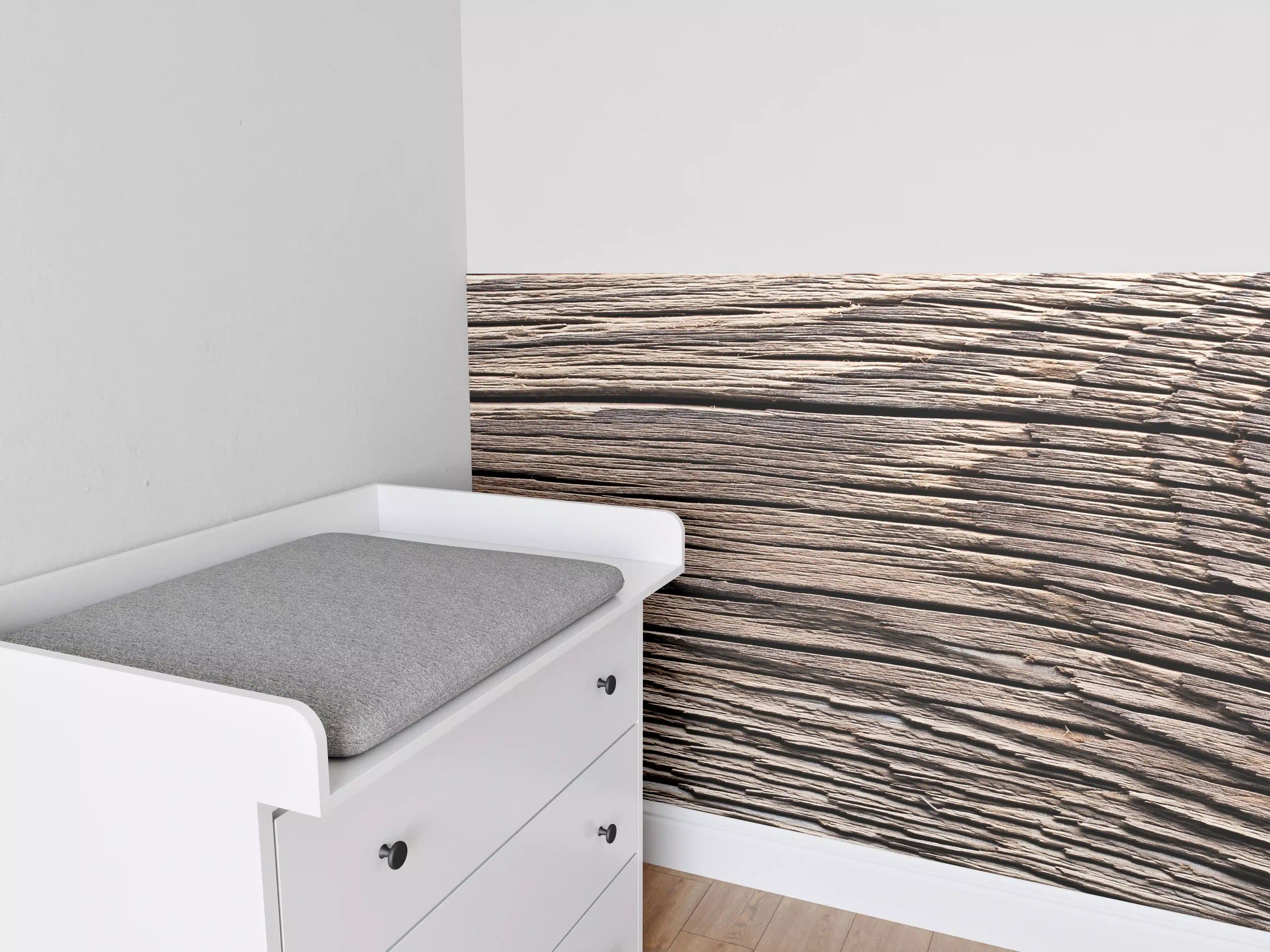 Babyzimmer Wandgestaltung - Rustikale Holzstruktur mit Jahrgangssiegel