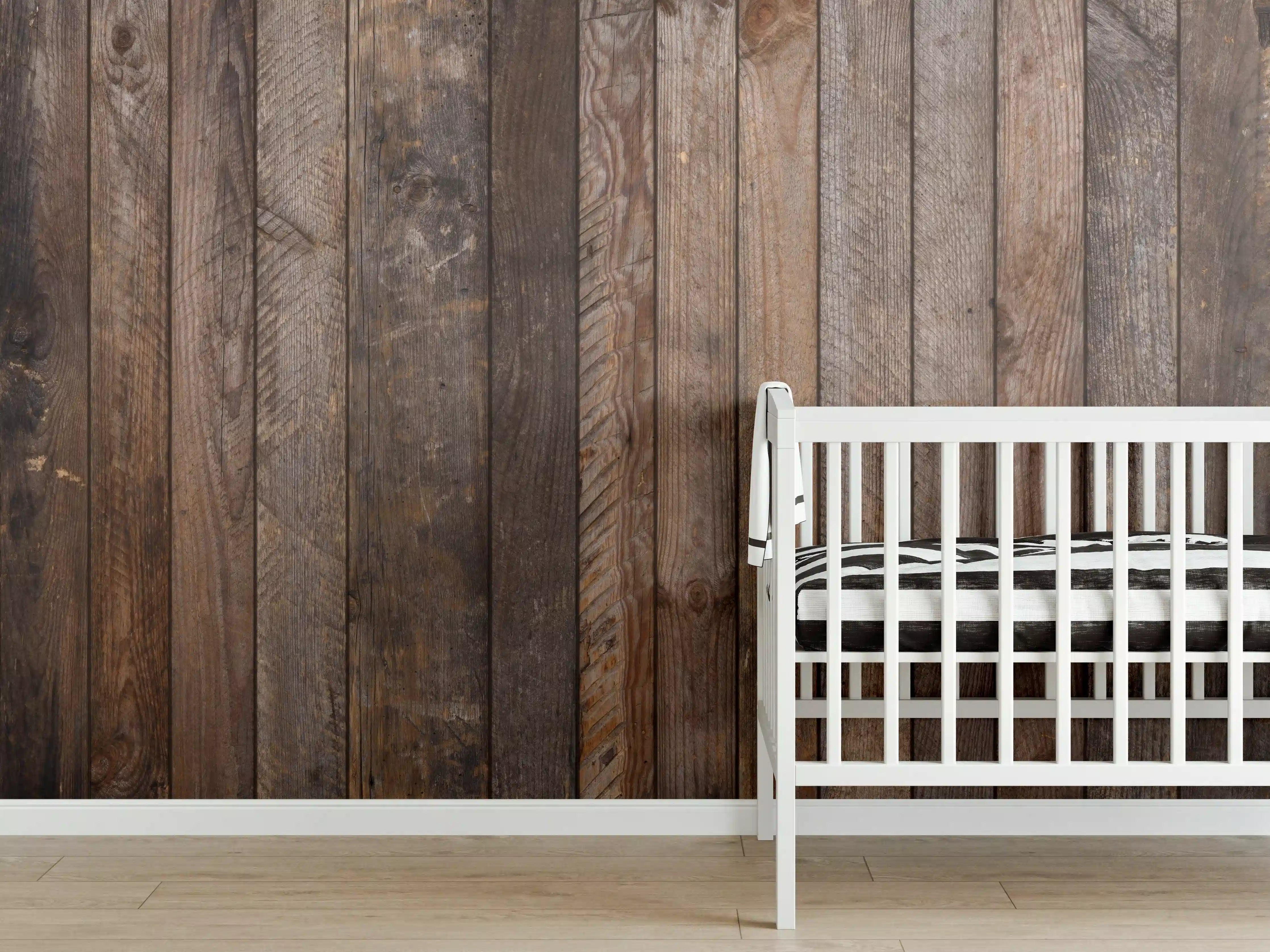 Babyzimmer Wandgestaltung - Rustikale Holzstruktur mit Nägeln