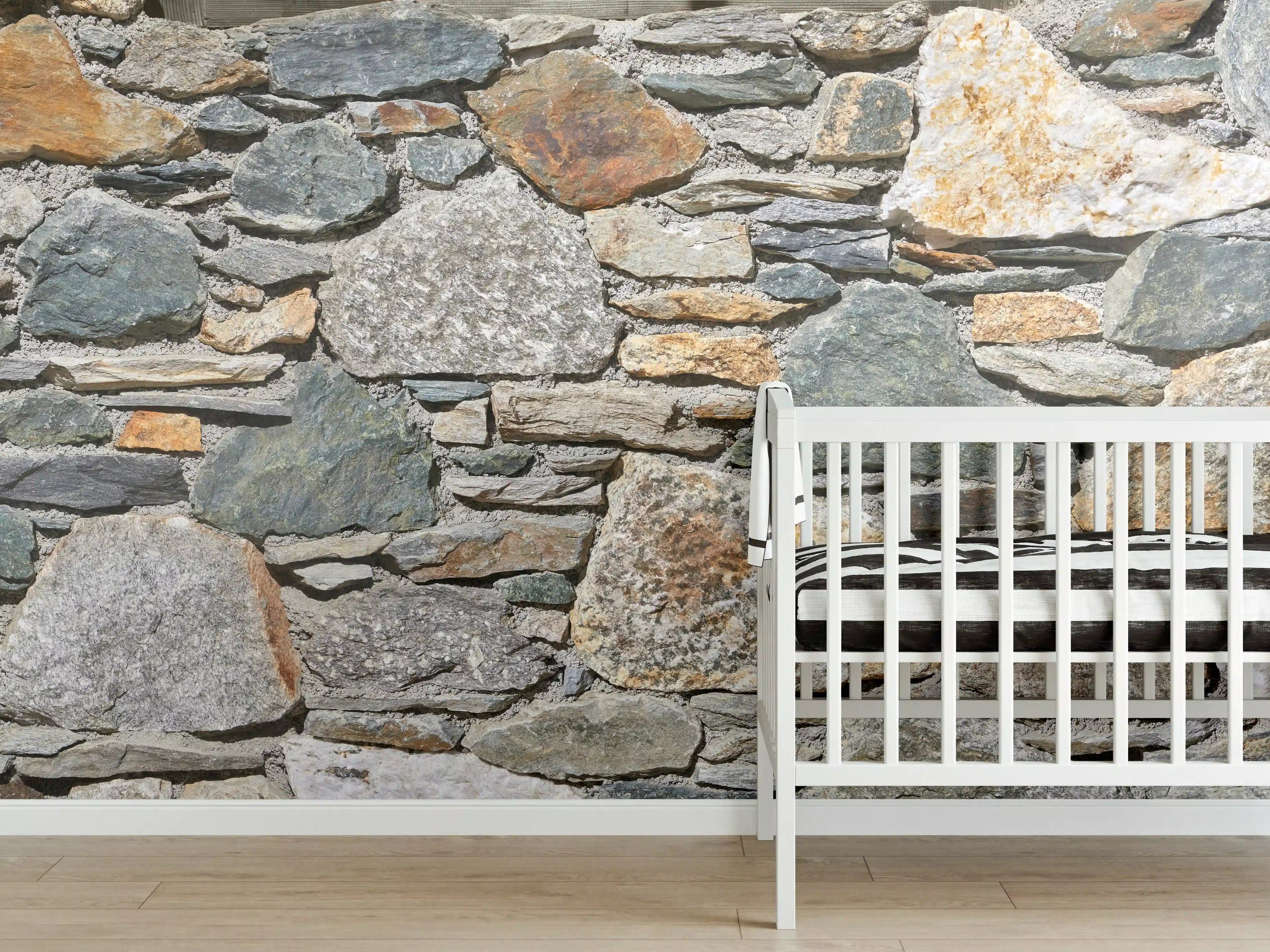 Babyzimmer Wandgestaltung - Rustikale Steinwand in Erdtönen