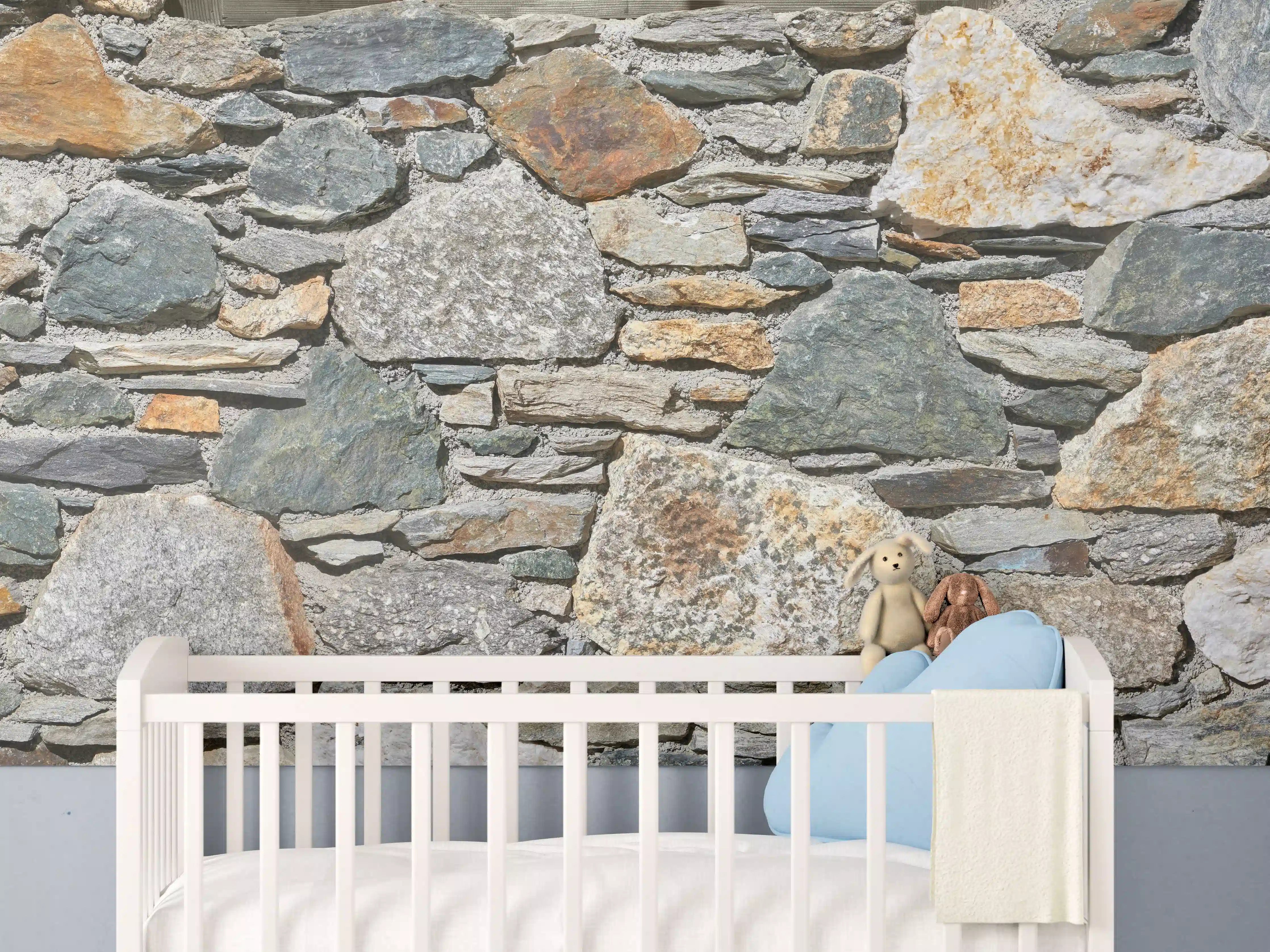 Babyzimmer Wandgestaltung - Rustikale Steinwand in Erdtönen