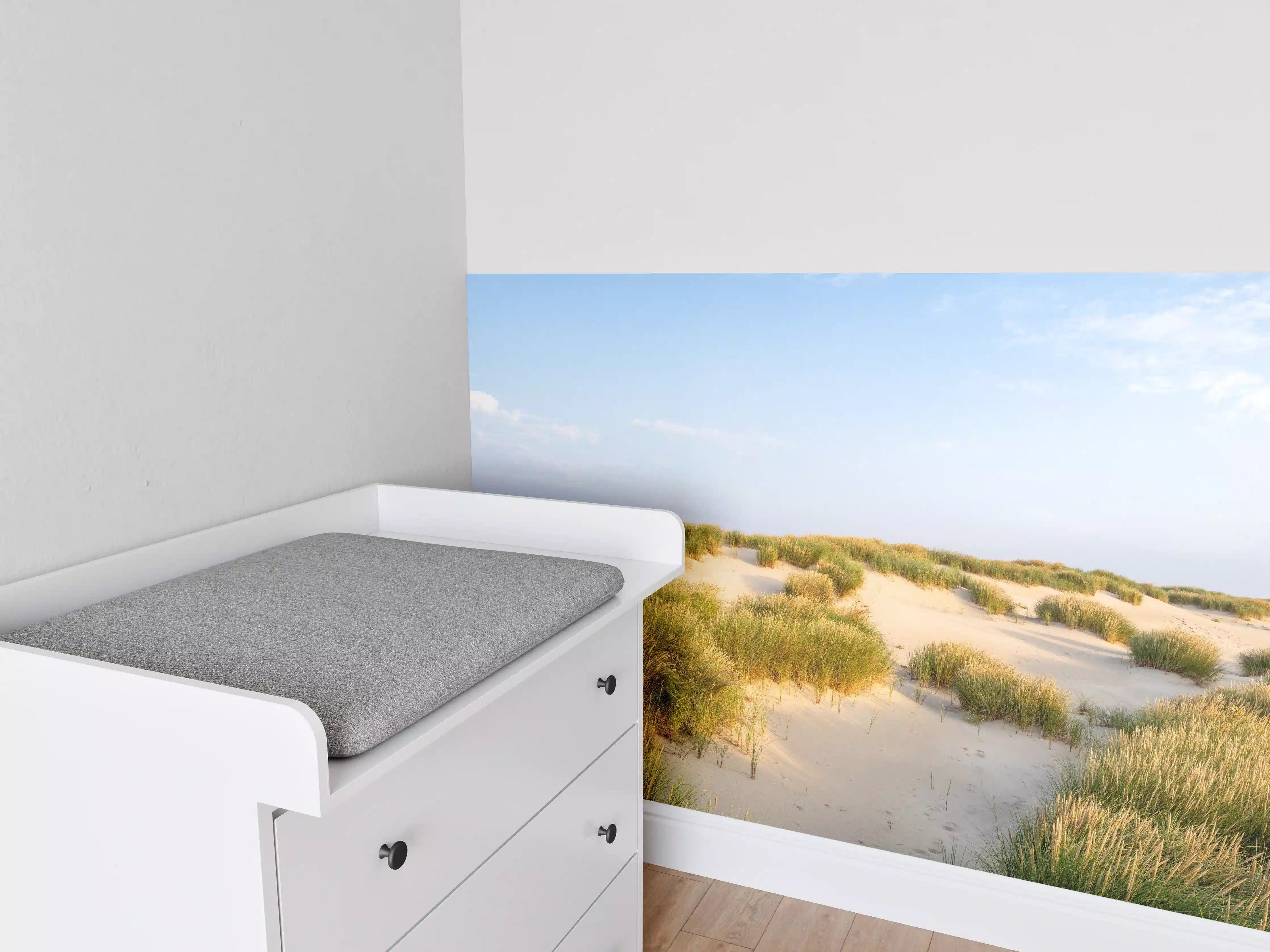 Babyzimmer Wandgestaltung - Sanddünen mit Gräsern unter blauem Himmel