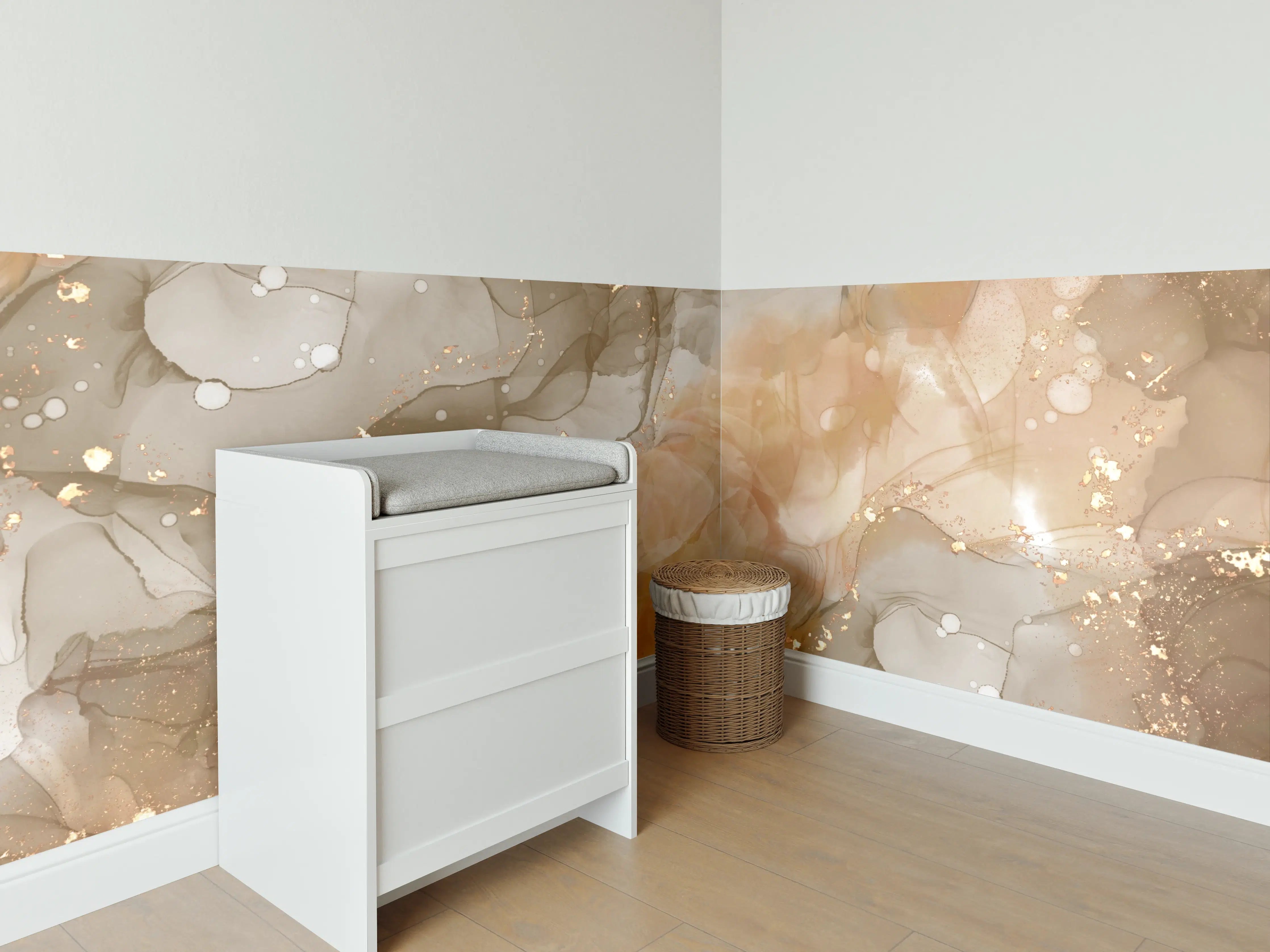 Babyzimmer Wandgestaltung - Sanfte Beige- und Goldtöne mit schimmerndem Akzent