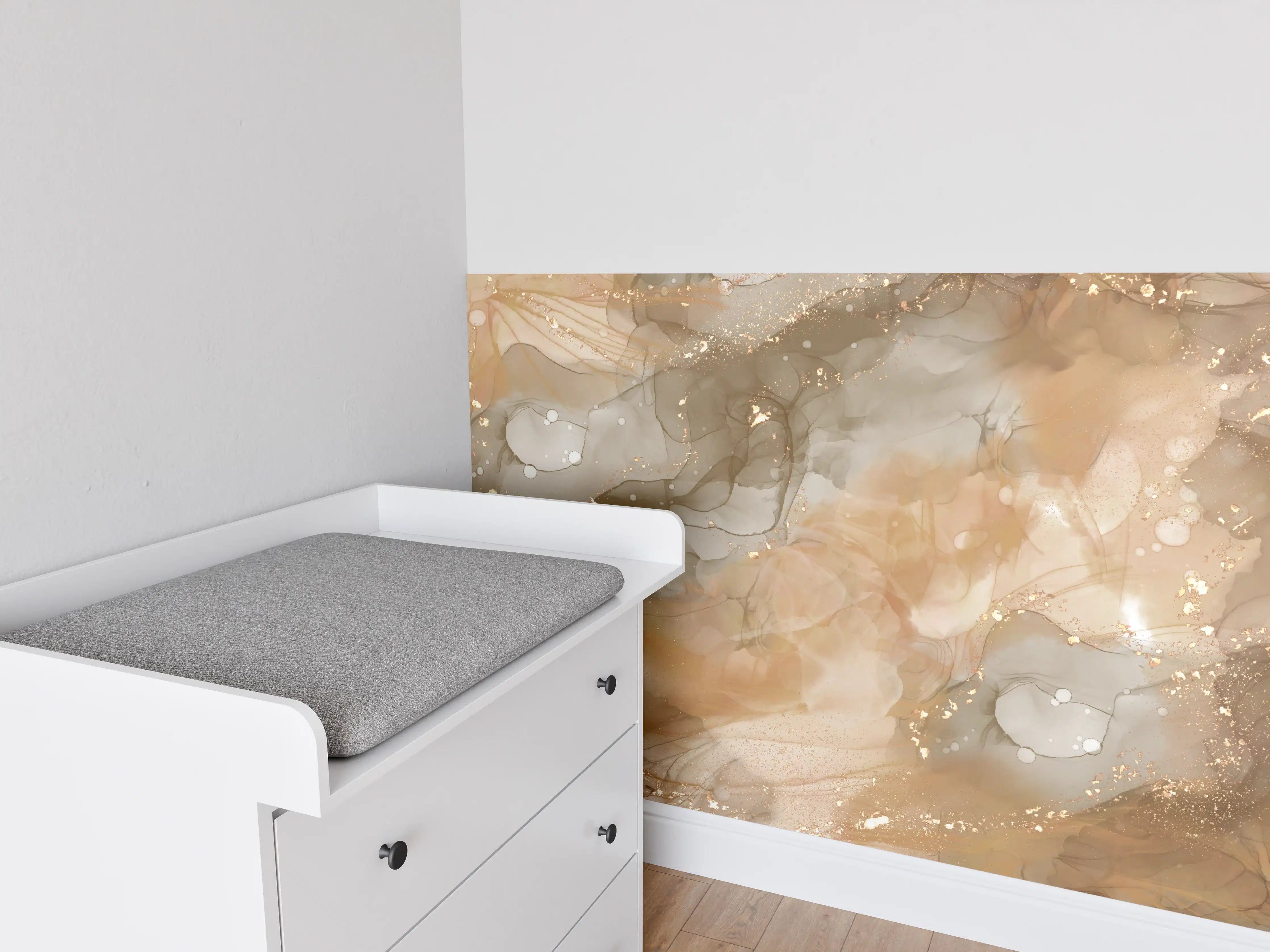Babyzimmer Wandgestaltung - Sanfte Beige- und Goldtöne mit schimmerndem Akzent