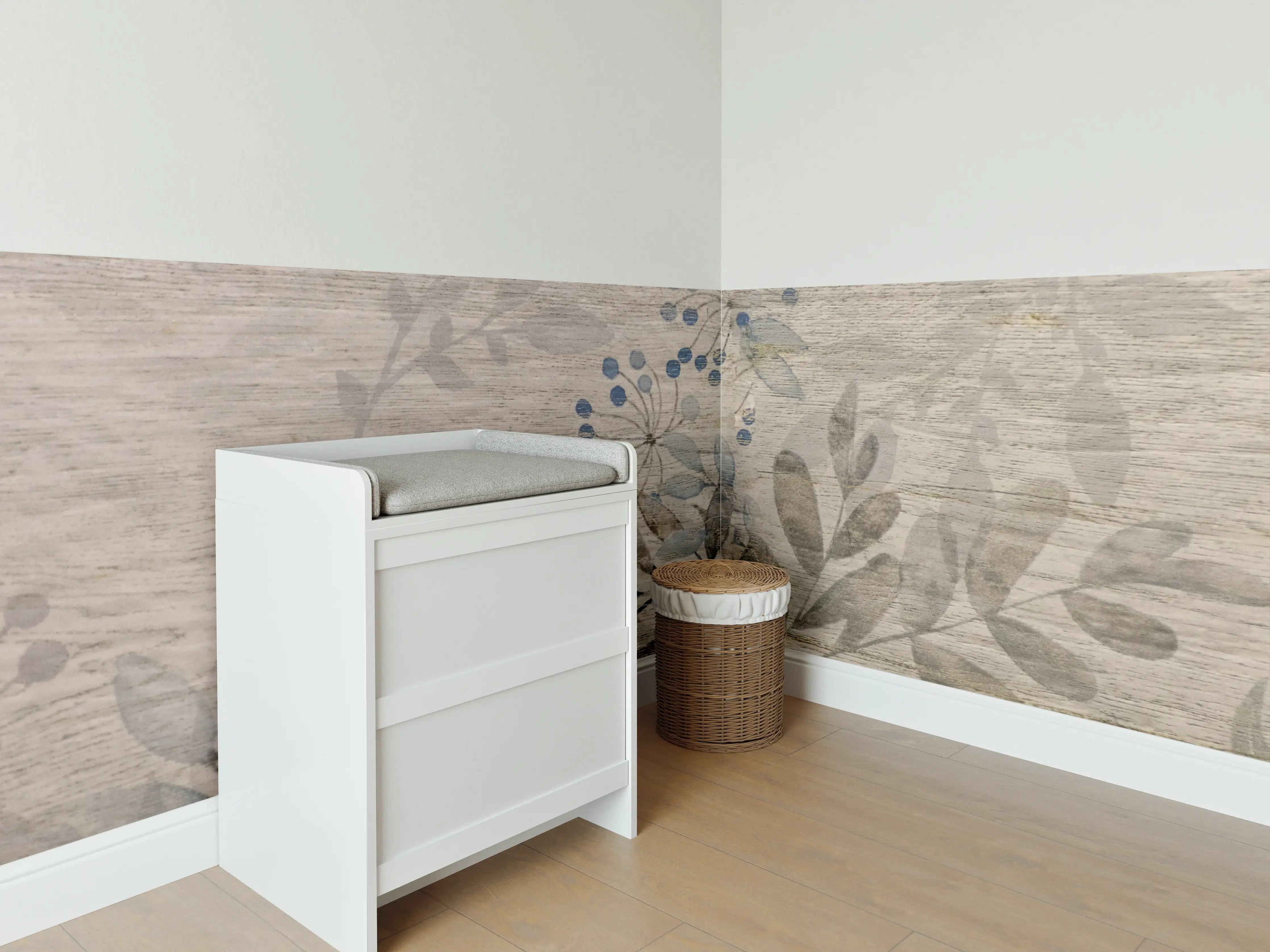 Babyzimmer Wandgestaltung - Sanfte Blumenmuster auf hellem Holz-Design