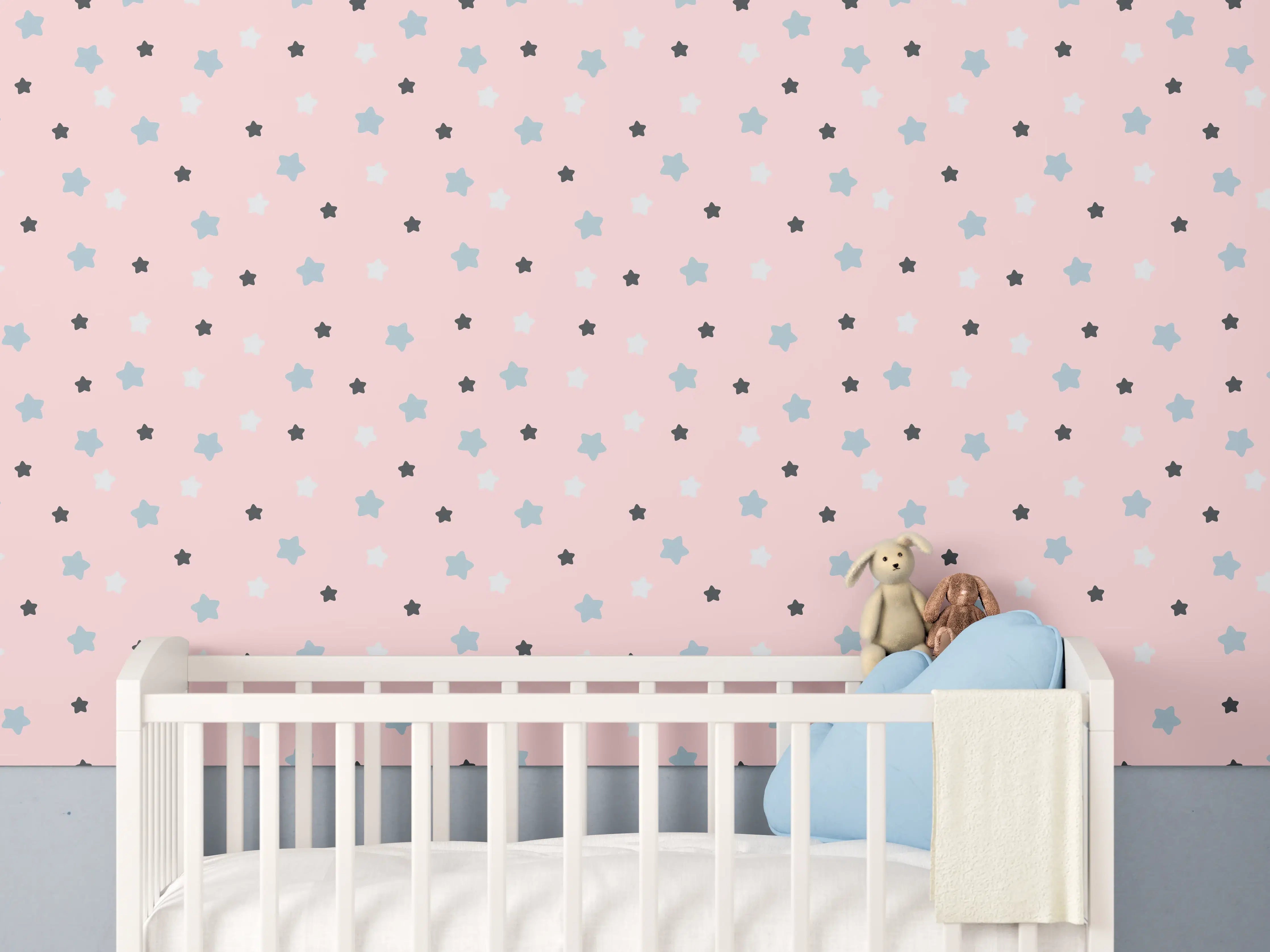 Babyzimmer Wandgestaltung - Sanfte Pastellsterne auf rosafarbenem Hintergrund