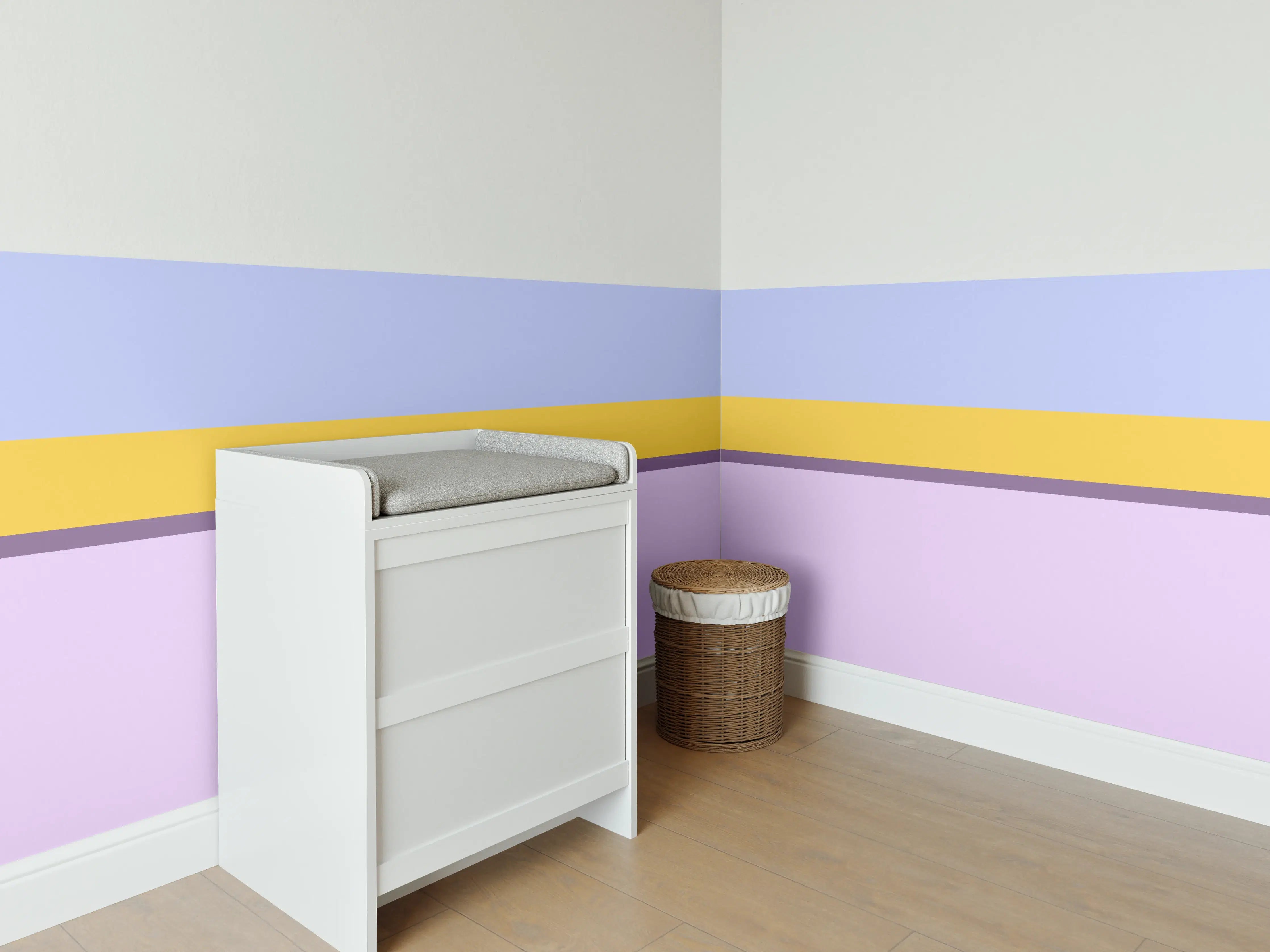 Babyzimmer Wandgestaltung - Sanfte Pastellstreifen in Blau, Gelb und Lila