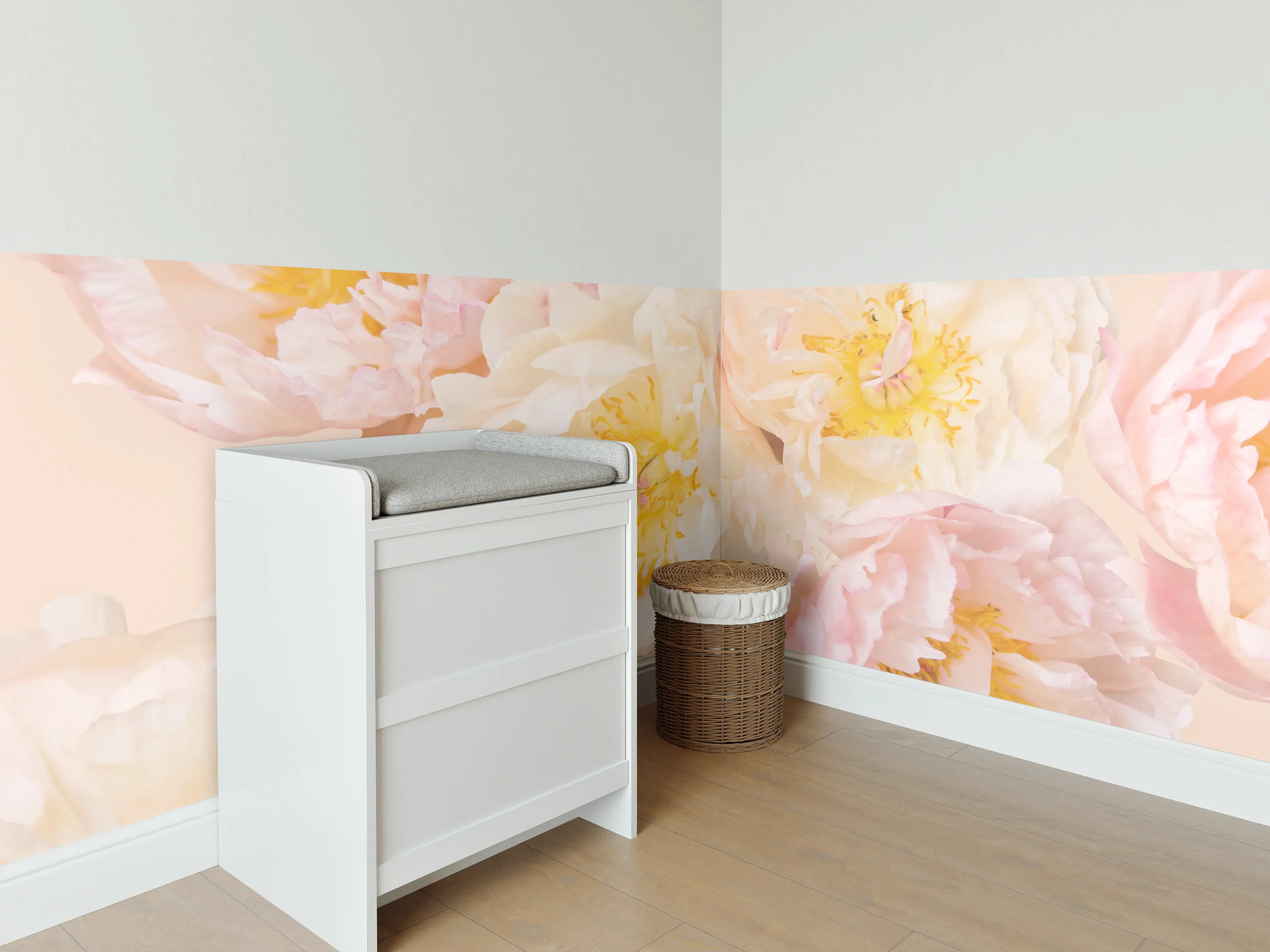 Babyzimmer Wandgestaltung - Sanfte Pfingstrosen in Grauweiß