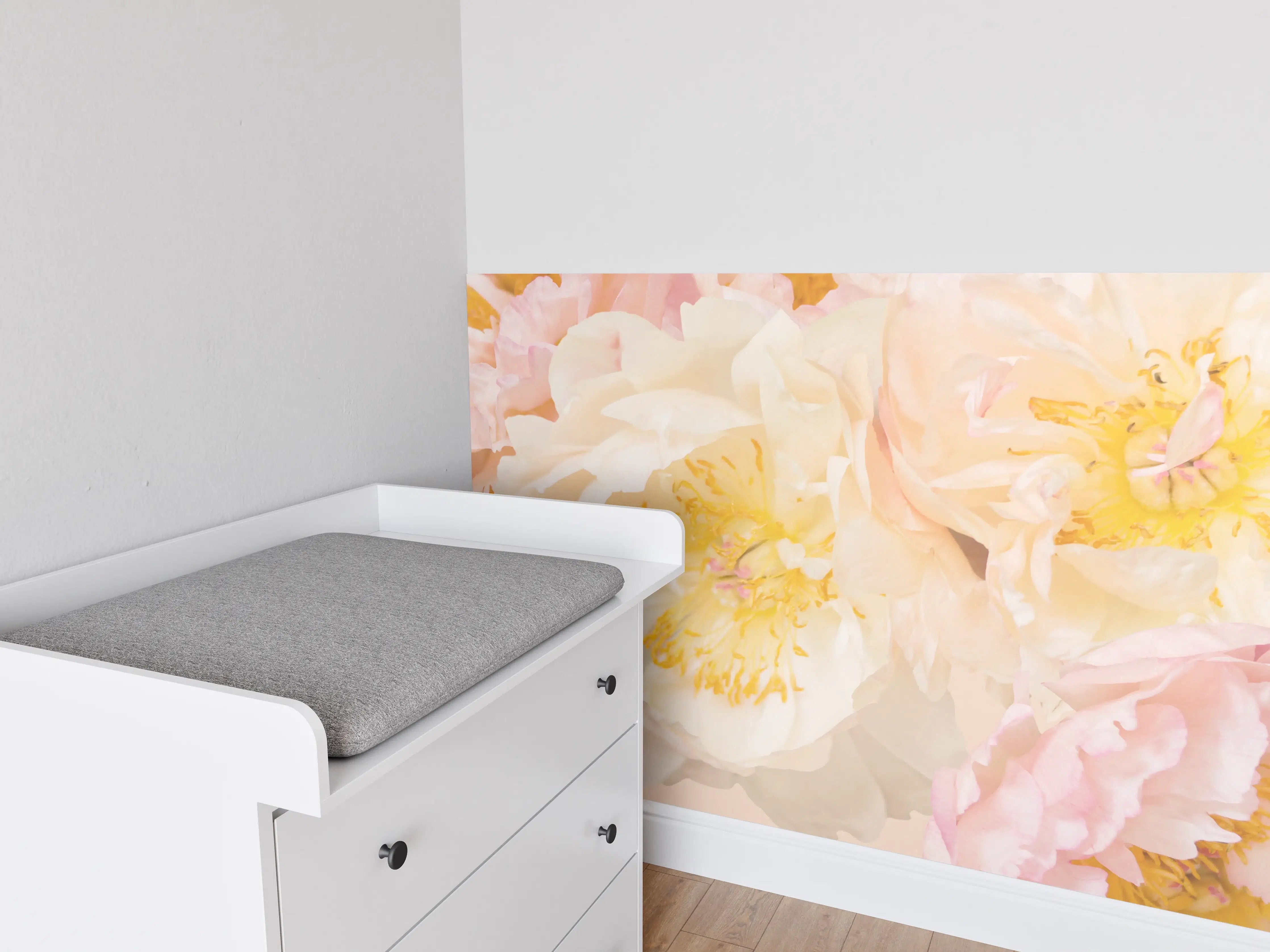 Babyzimmer Wandgestaltung - Sanfte Pfingstrosen in Grauweiß