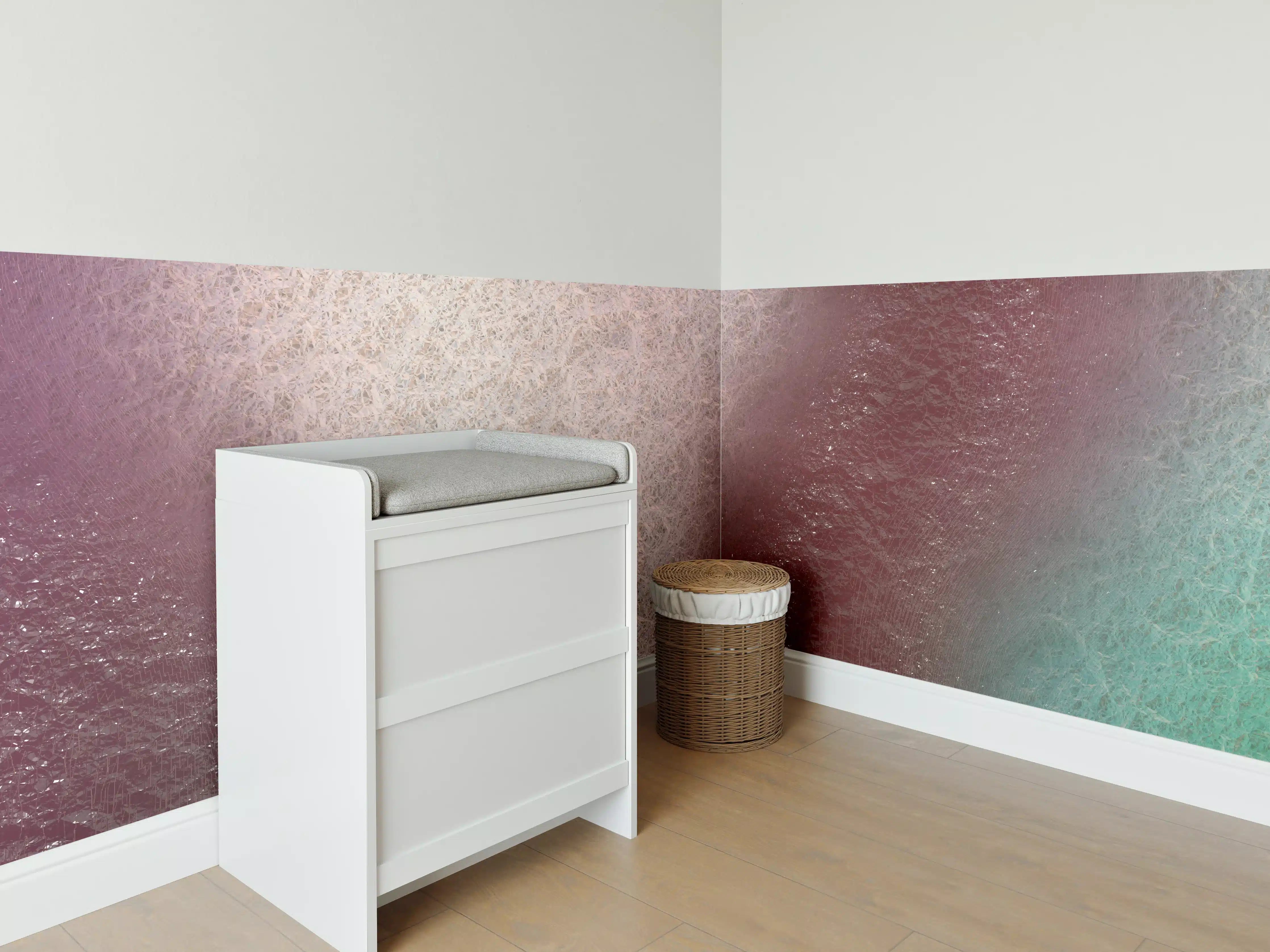 Babyzimmer Wandgestaltung - Sanfte Rottöne und Grüntöne Textur