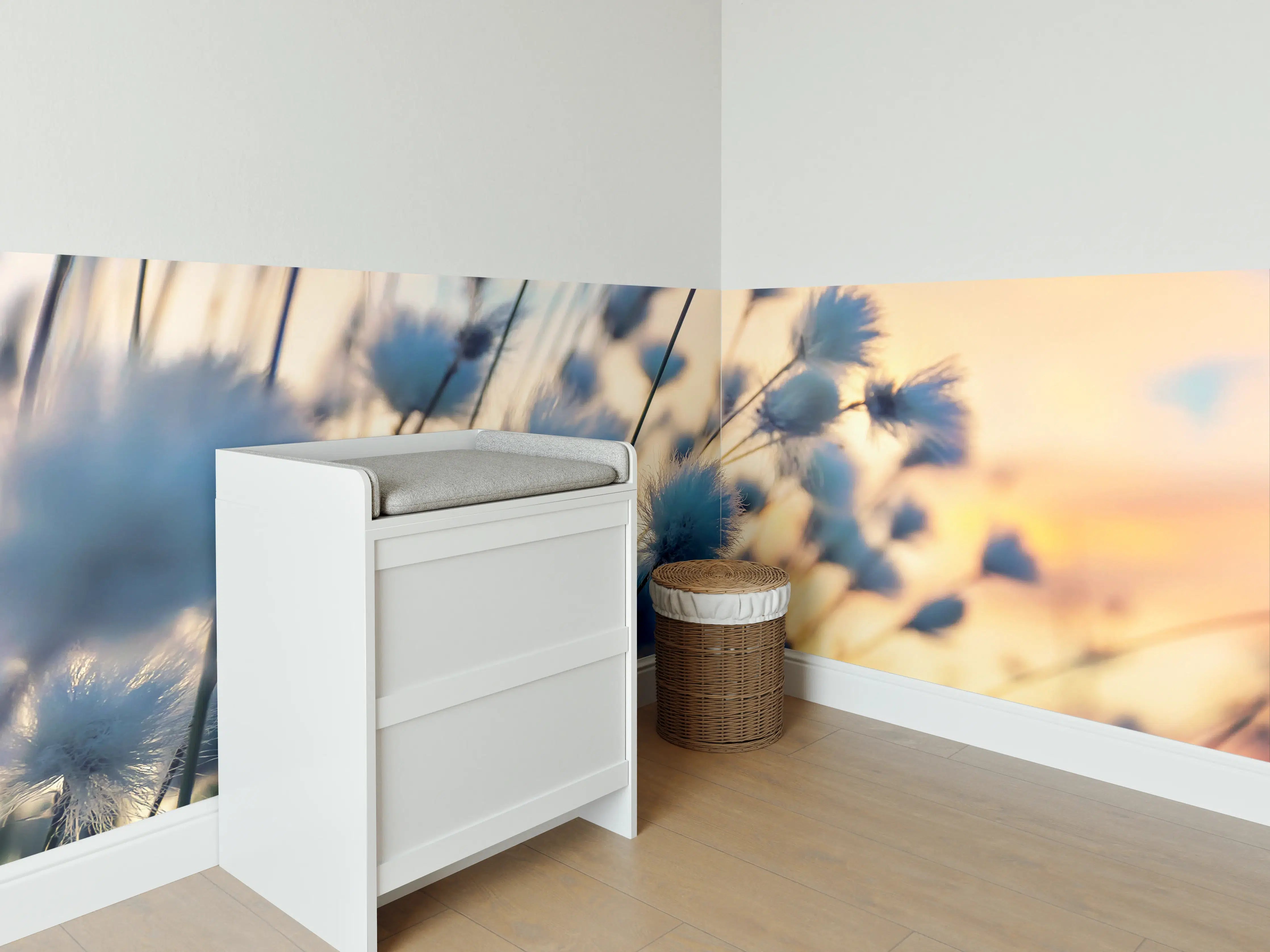 Babyzimmer Wandgestaltung - Sanfte Wiesenblumen bei Sonnenuntergang