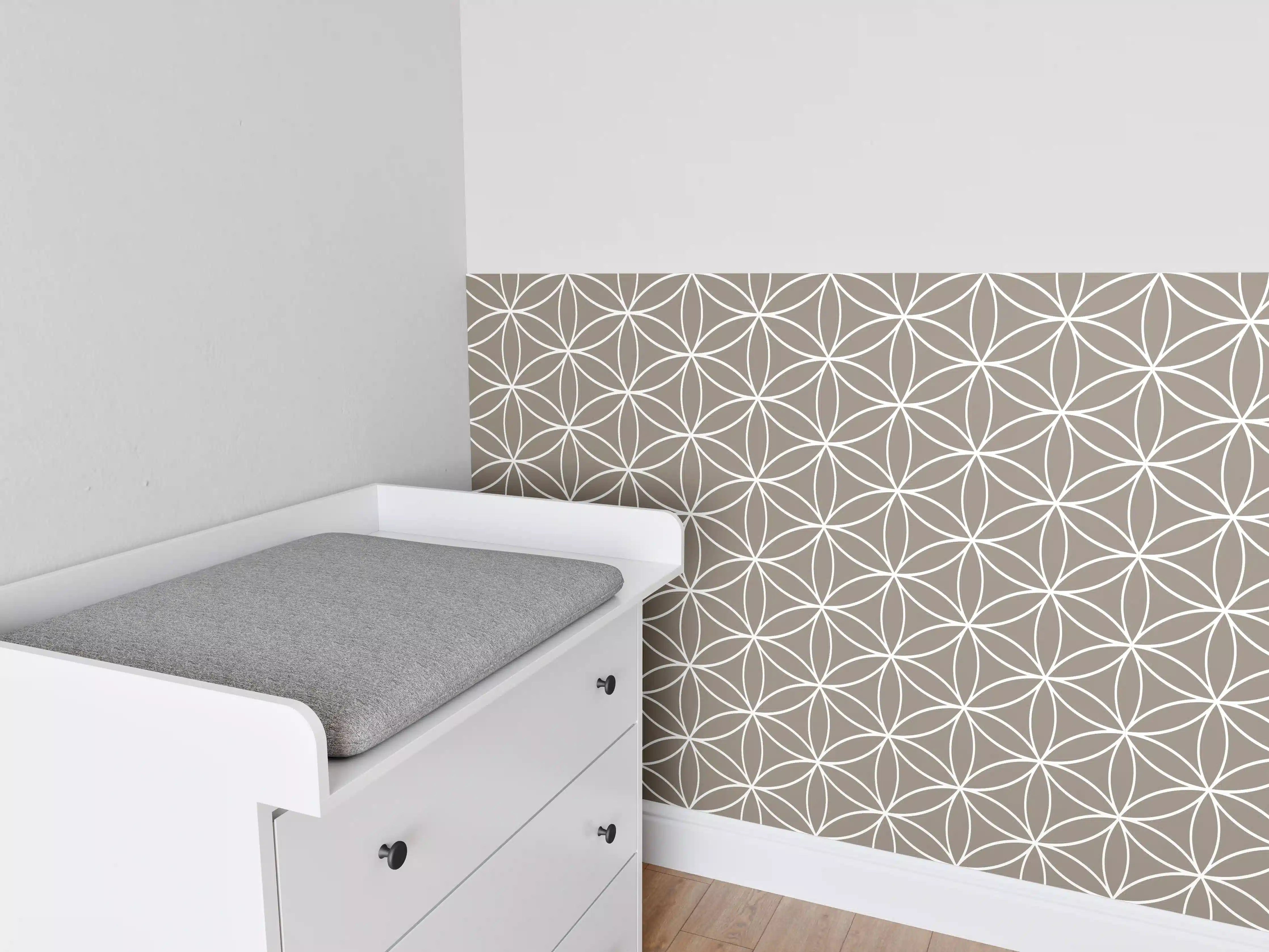 Babyzimmer Wandgestaltung - Sanfte geometrische Mustertapete in Taupe