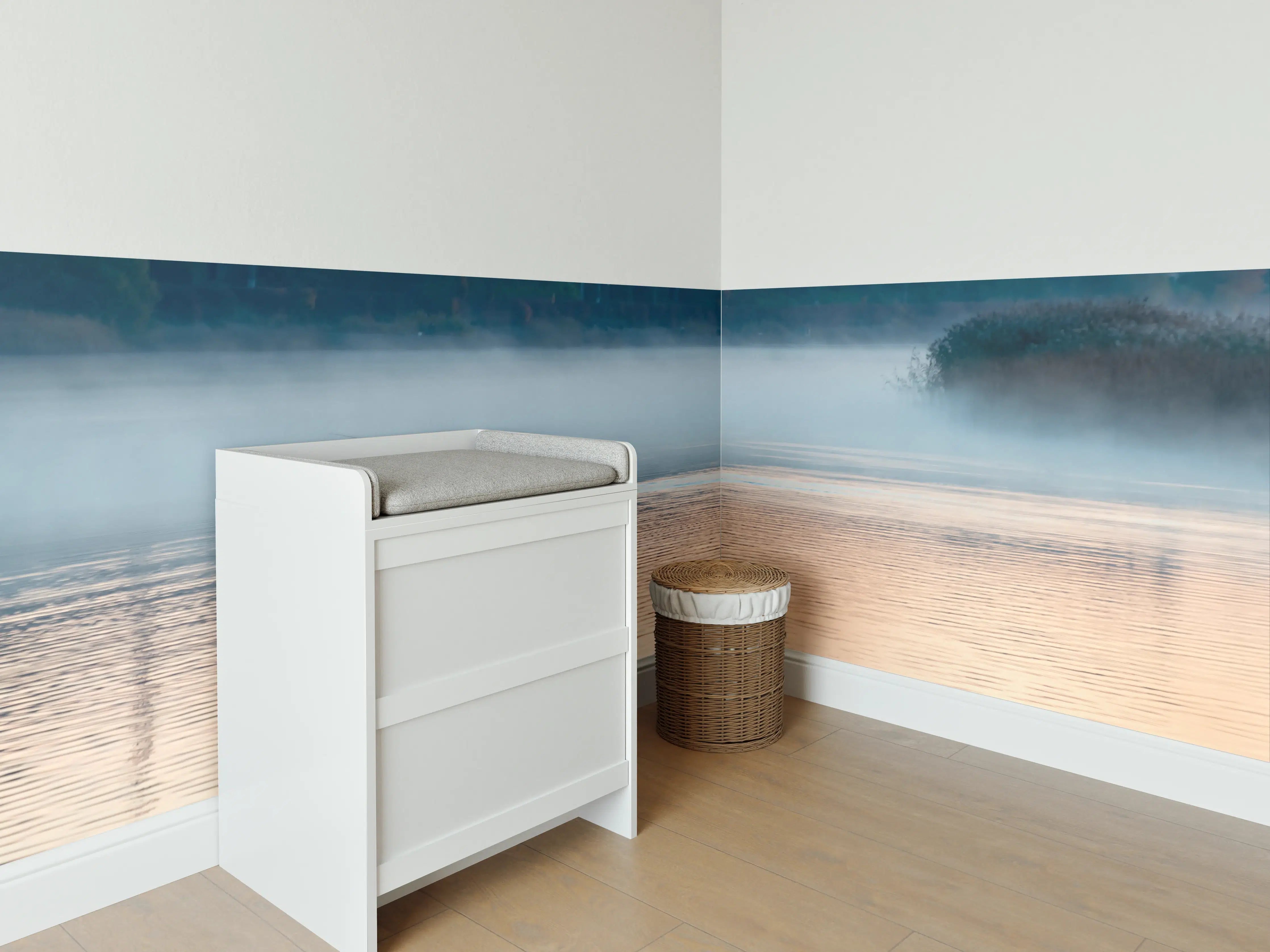 Babyzimmer Wandgestaltung - Sanftes Morgendämmerungsszenario am Wasser