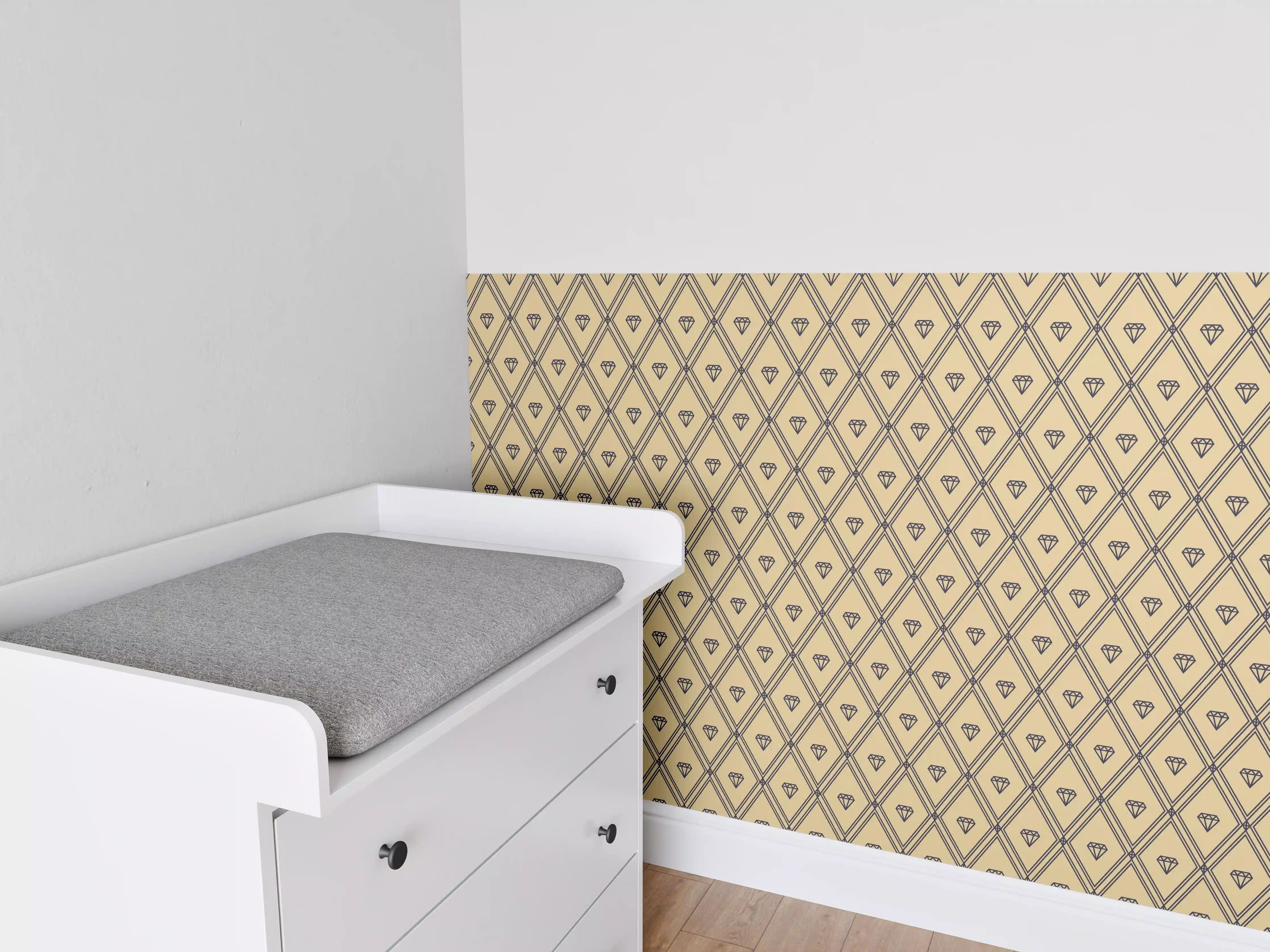 Babyzimmer Wandgestaltung - Schimmernde Goldmuster auf grauweißem Untergrund