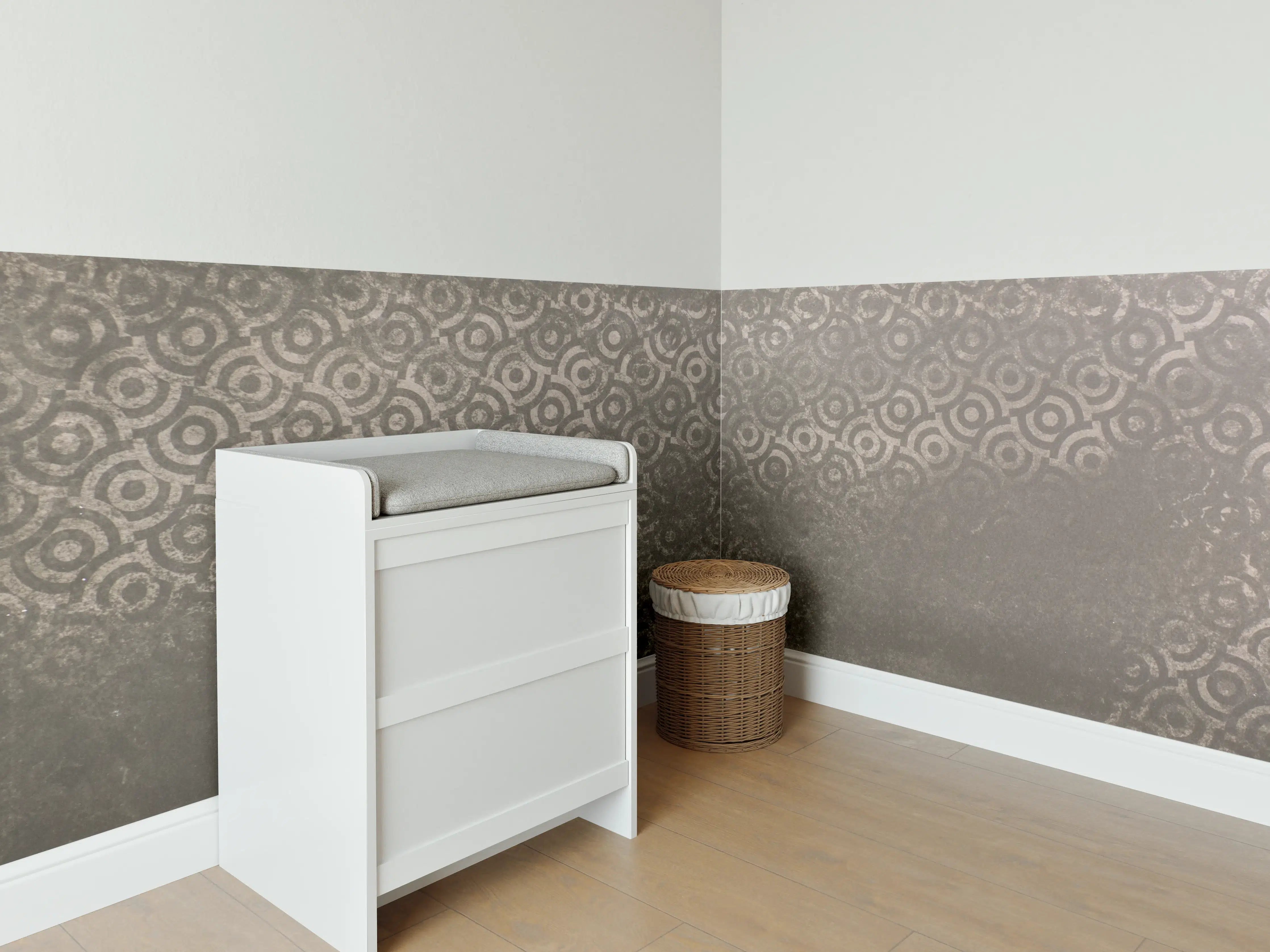 Babyzimmer Wandgestaltung - Schlichte graue Wand mit Musterakzenten