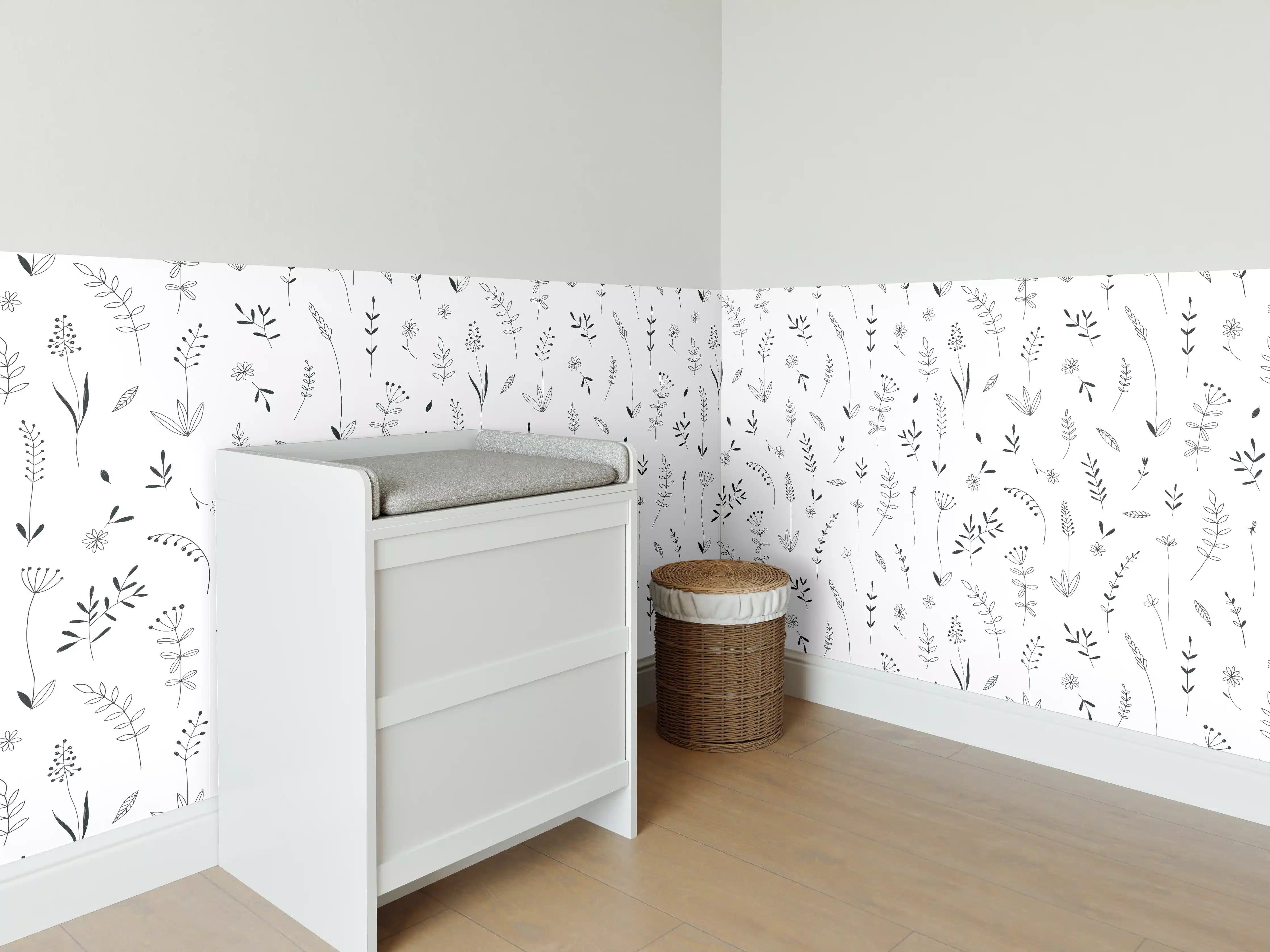Babyzimmer Wandgestaltung - Schlichte weiße Wand mit zarten grauen Pflanzenmustern