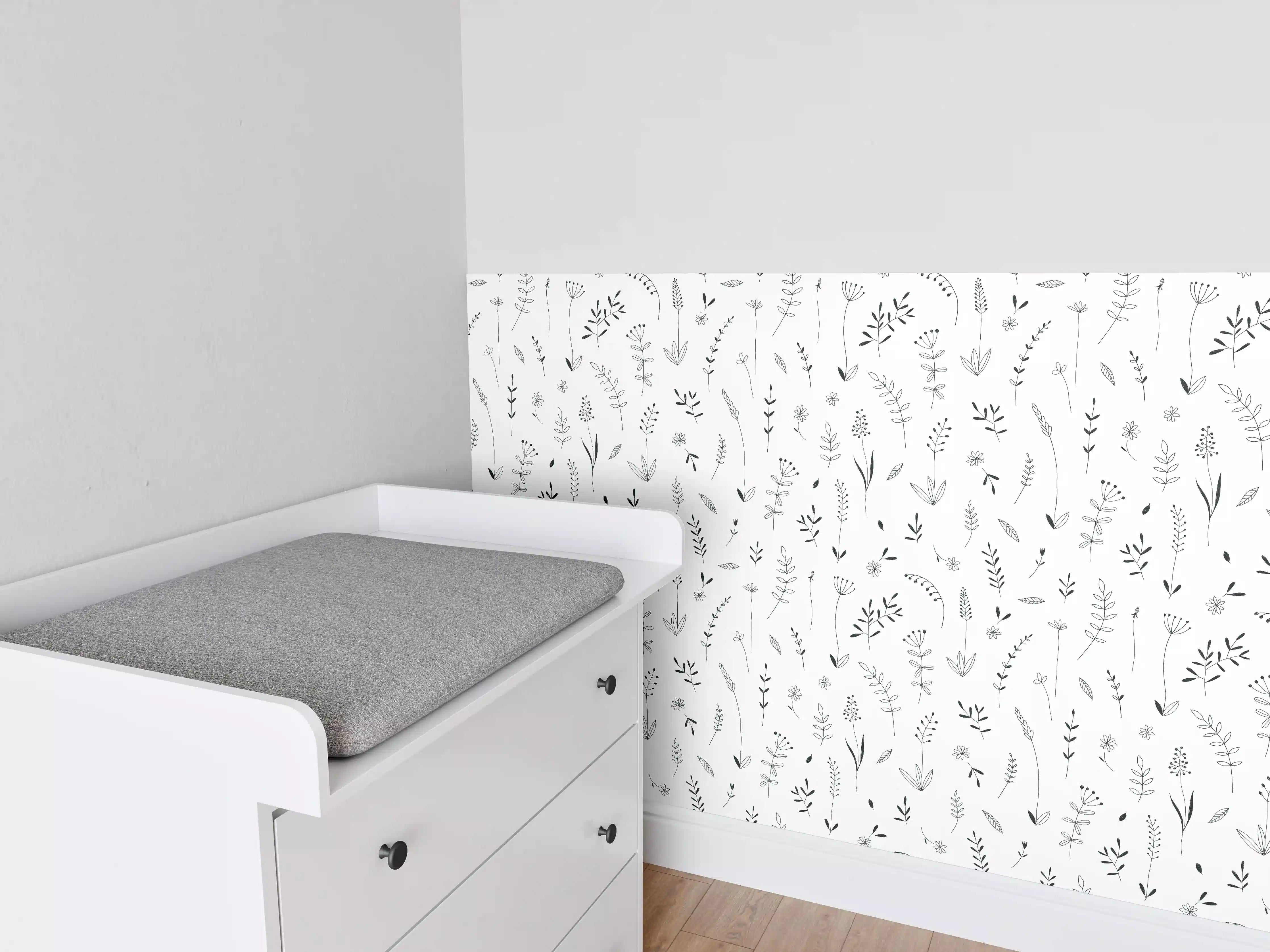 Babyzimmer Wandgestaltung - Schlichte weiße Wand mit zarten grauen Pflanzenmustern