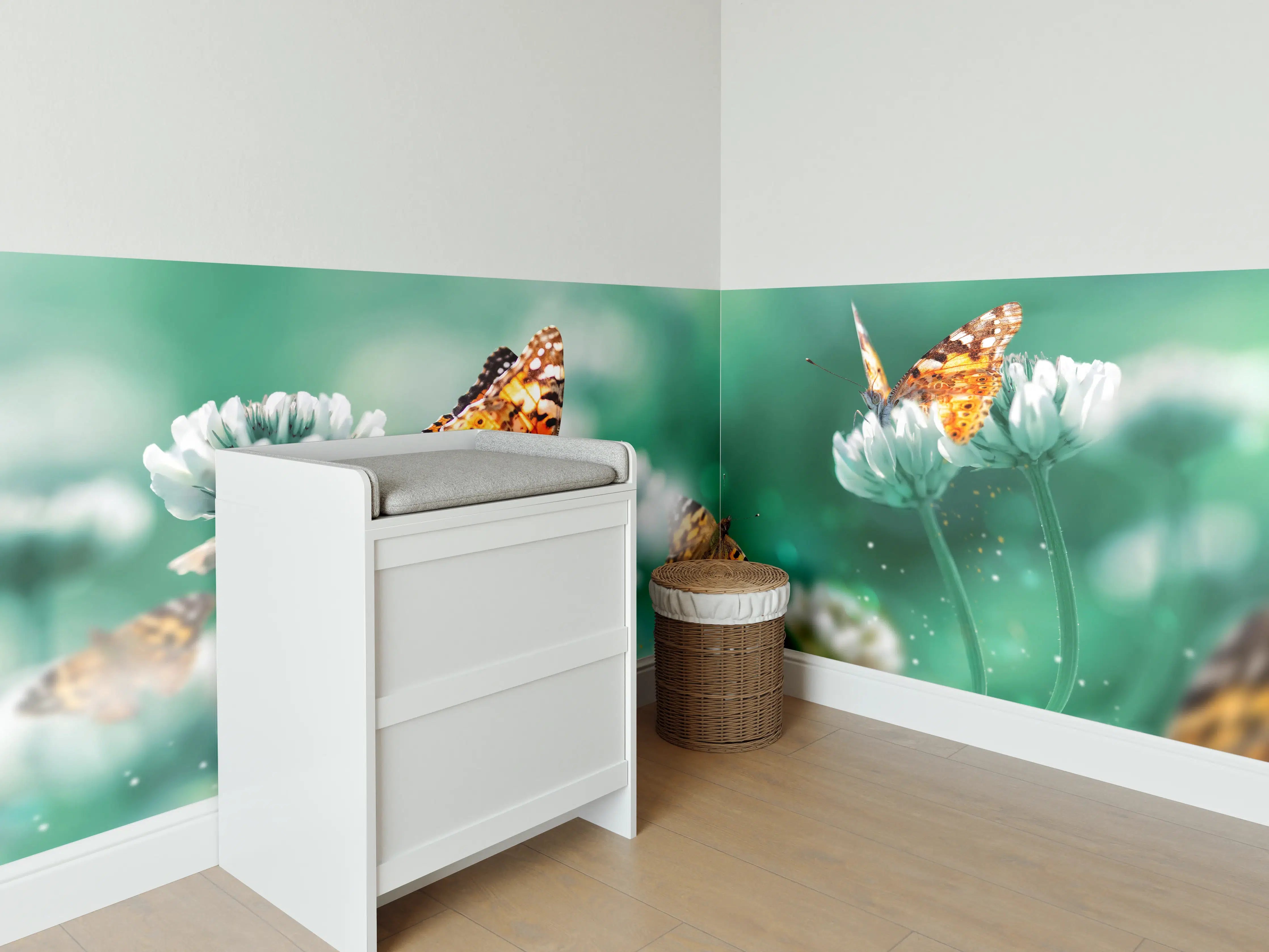Babyzimmer Wandgestaltung - Schmetterling auf Weißkleeblüten