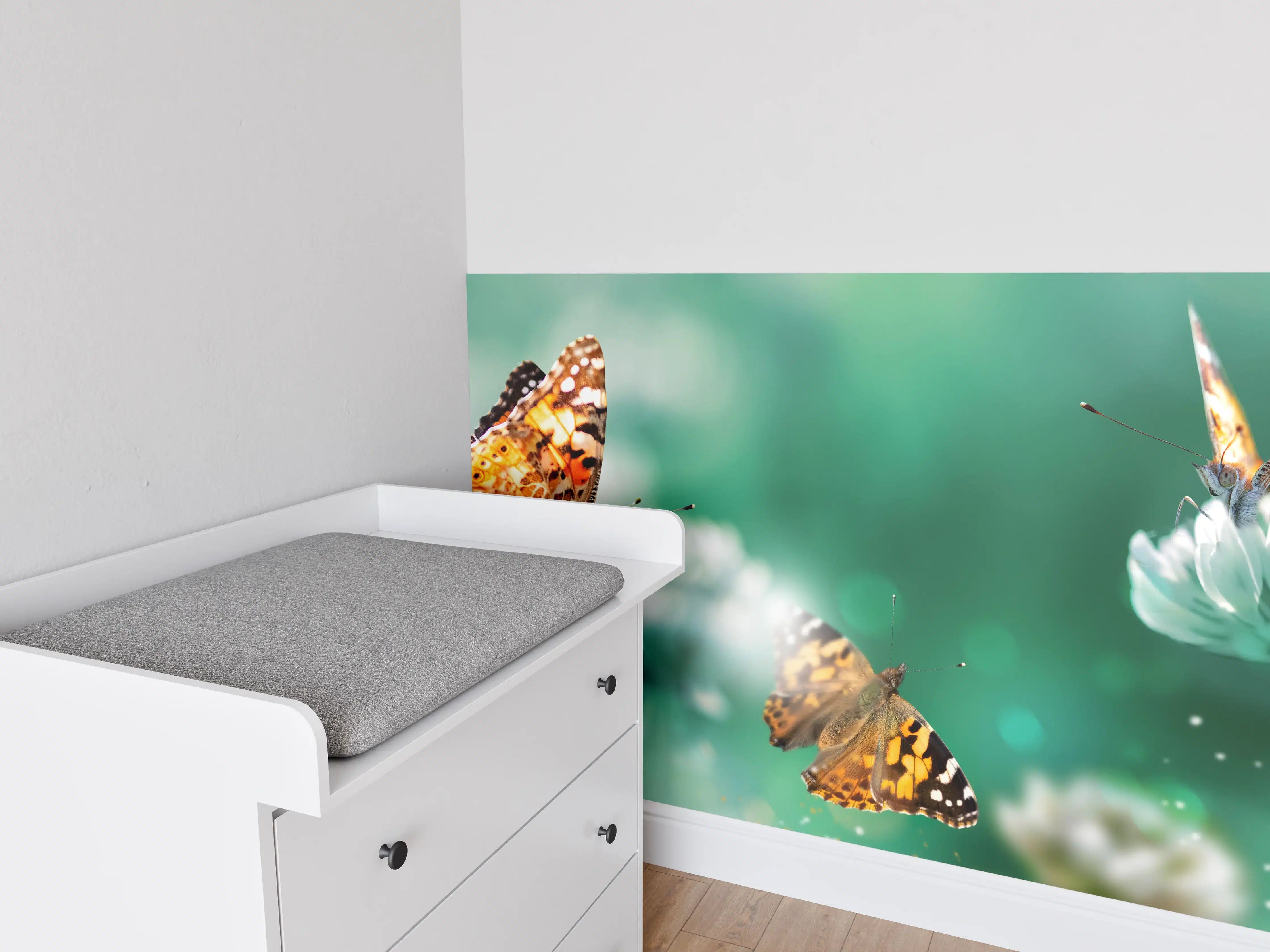 Babyzimmer Wandgestaltung - Schmetterling auf Weißkleeblüten