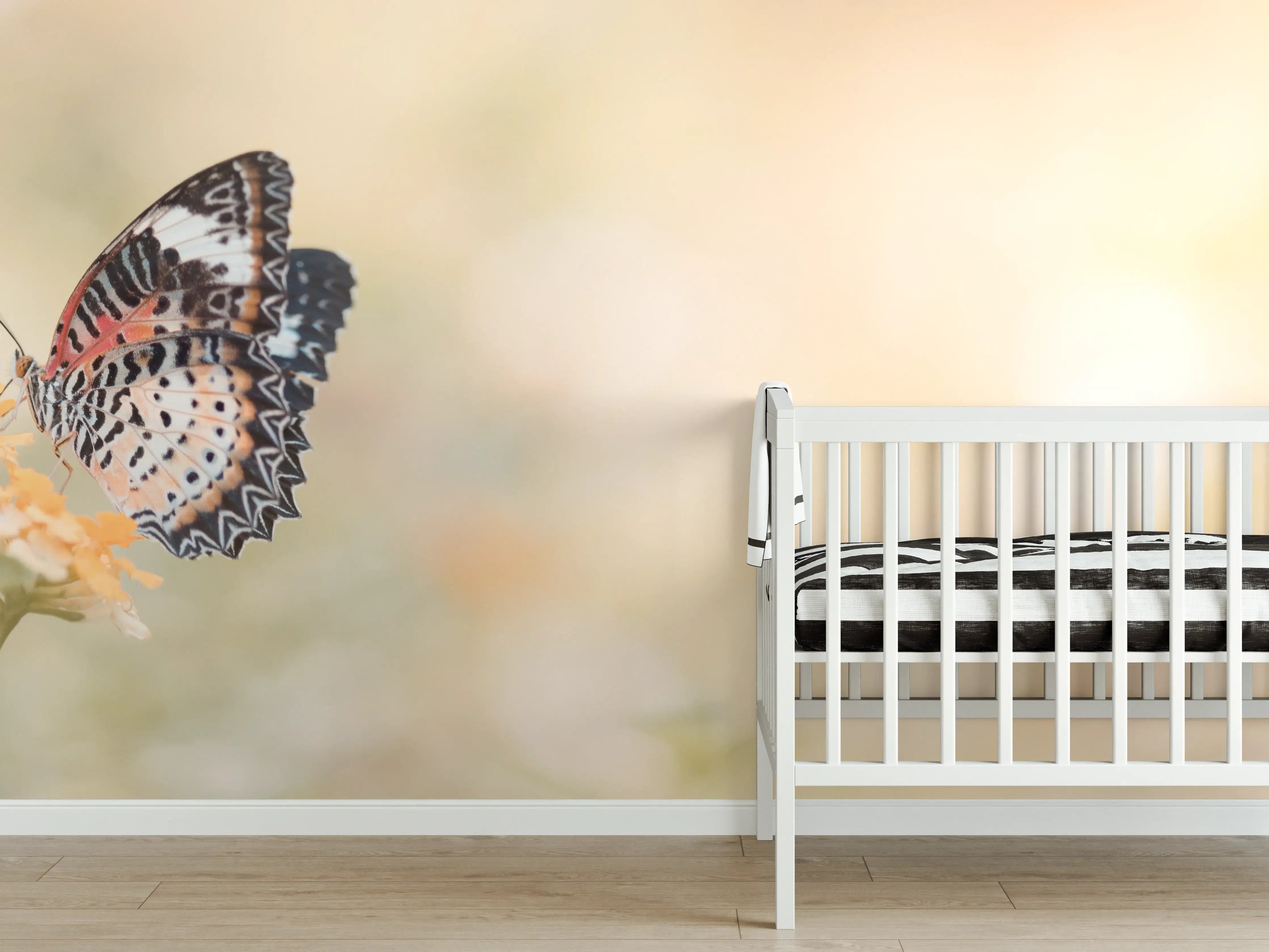 Babyzimmer Wandgestaltung - Schmetterling auf eine orangene Blume