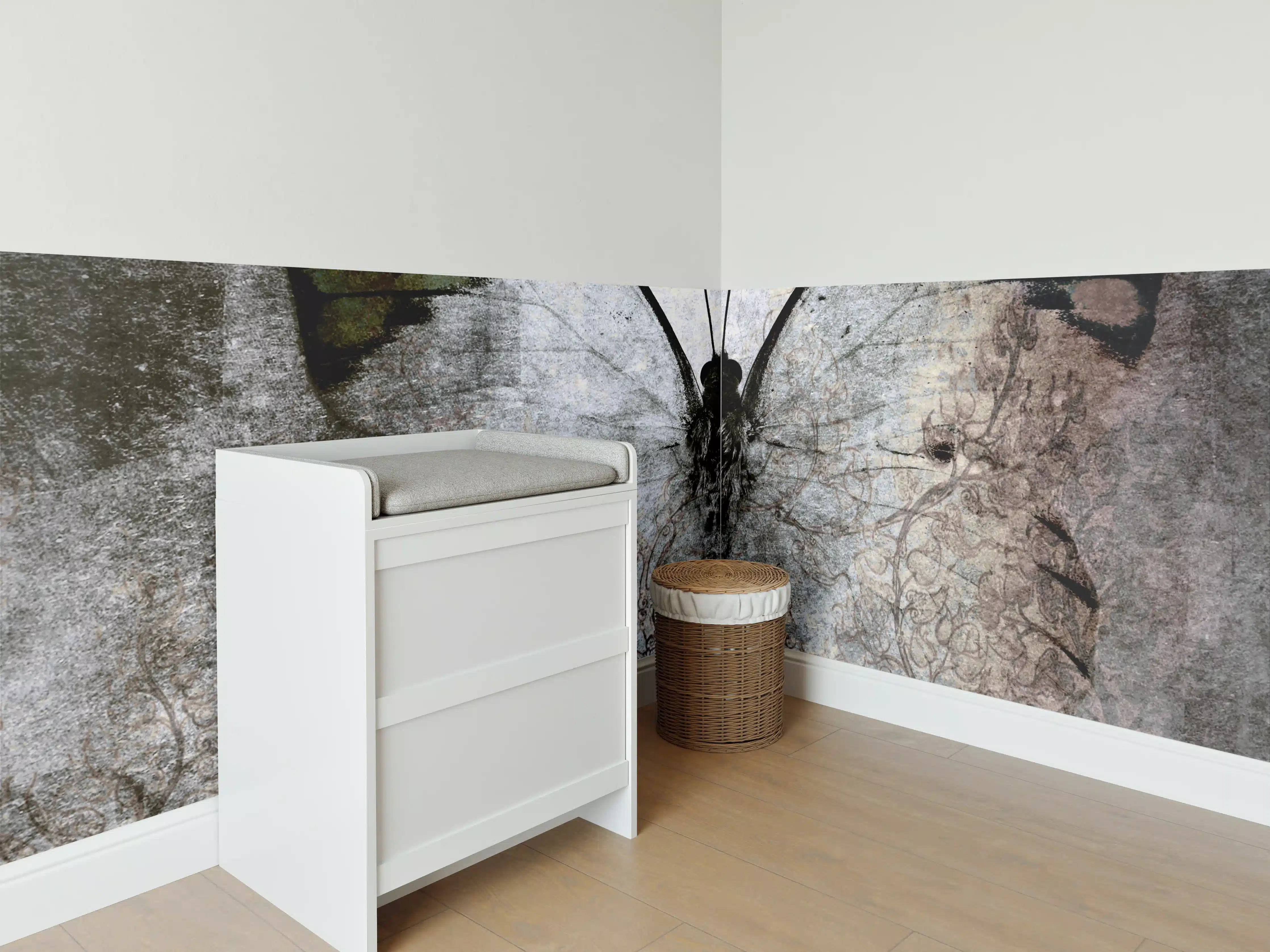 Babyzimmer Wandgestaltung - Schmetterling mit eleganten Flügeln in dunkler Atmosphäre