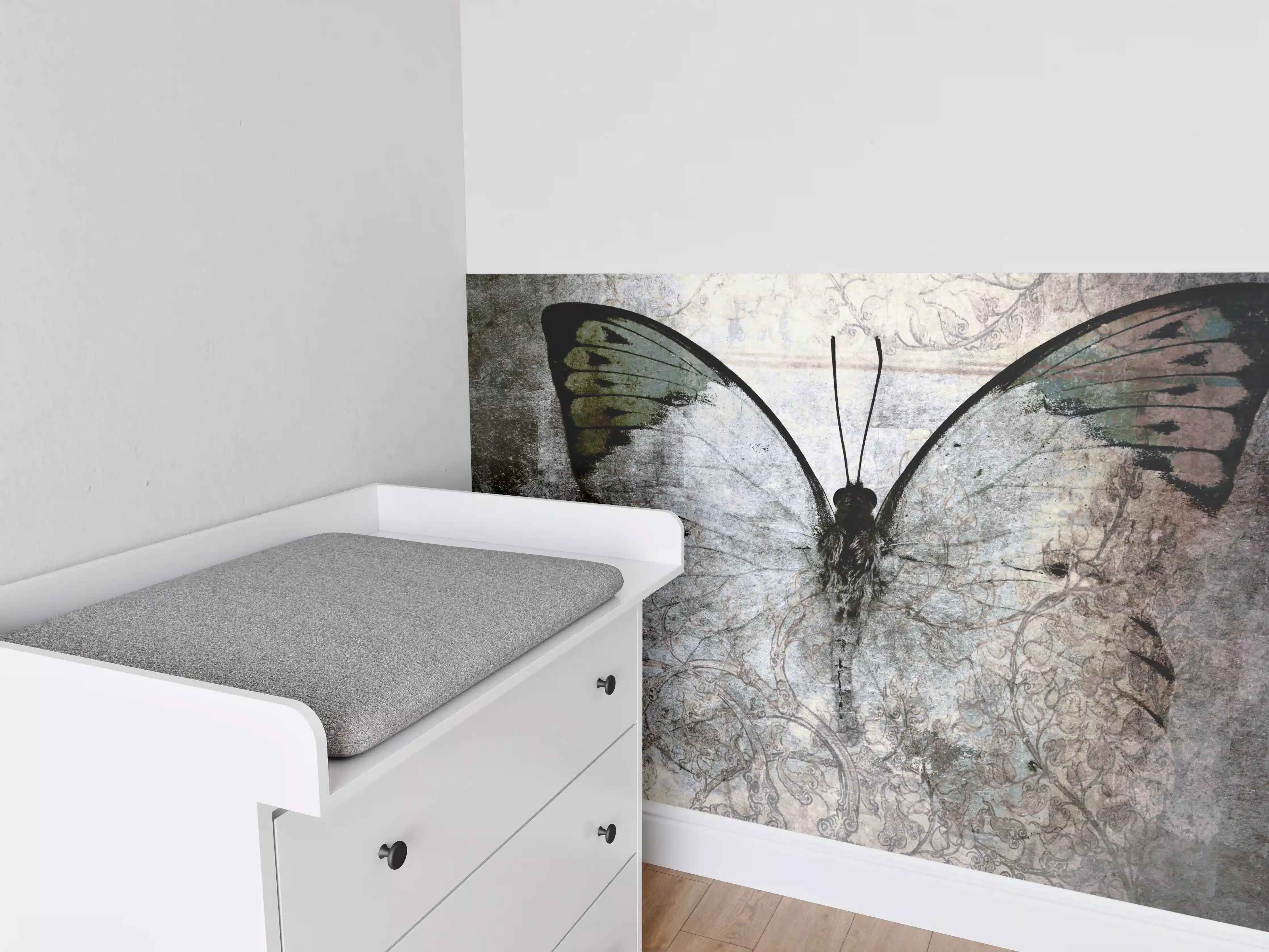 Babyzimmer Wandgestaltung - Schmetterling mit eleganten Flügeln in dunkler Atmosphäre
