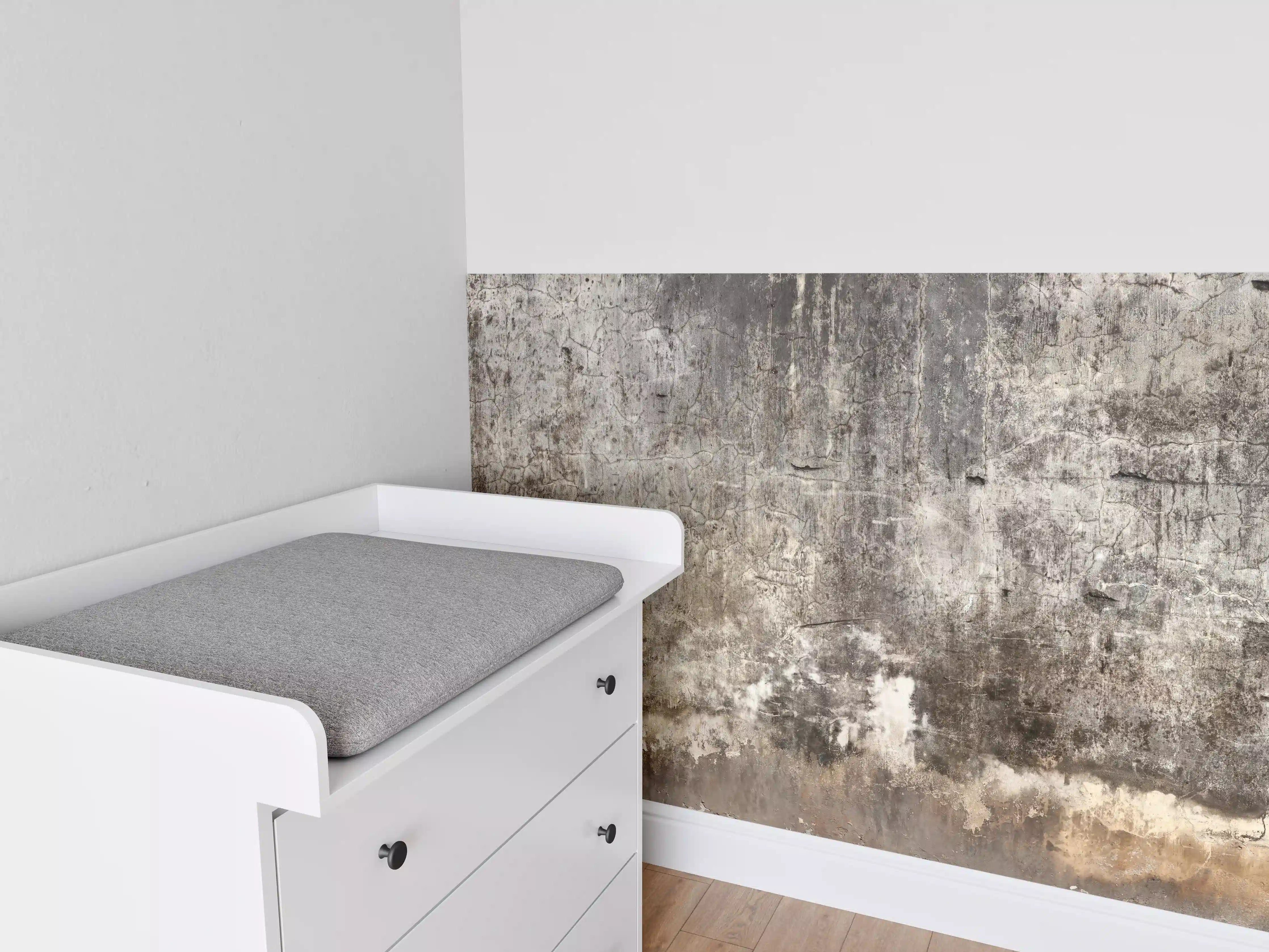Babyzimmer Wandgestaltung - Schmutzige Wand mit kaputtem Zementputz