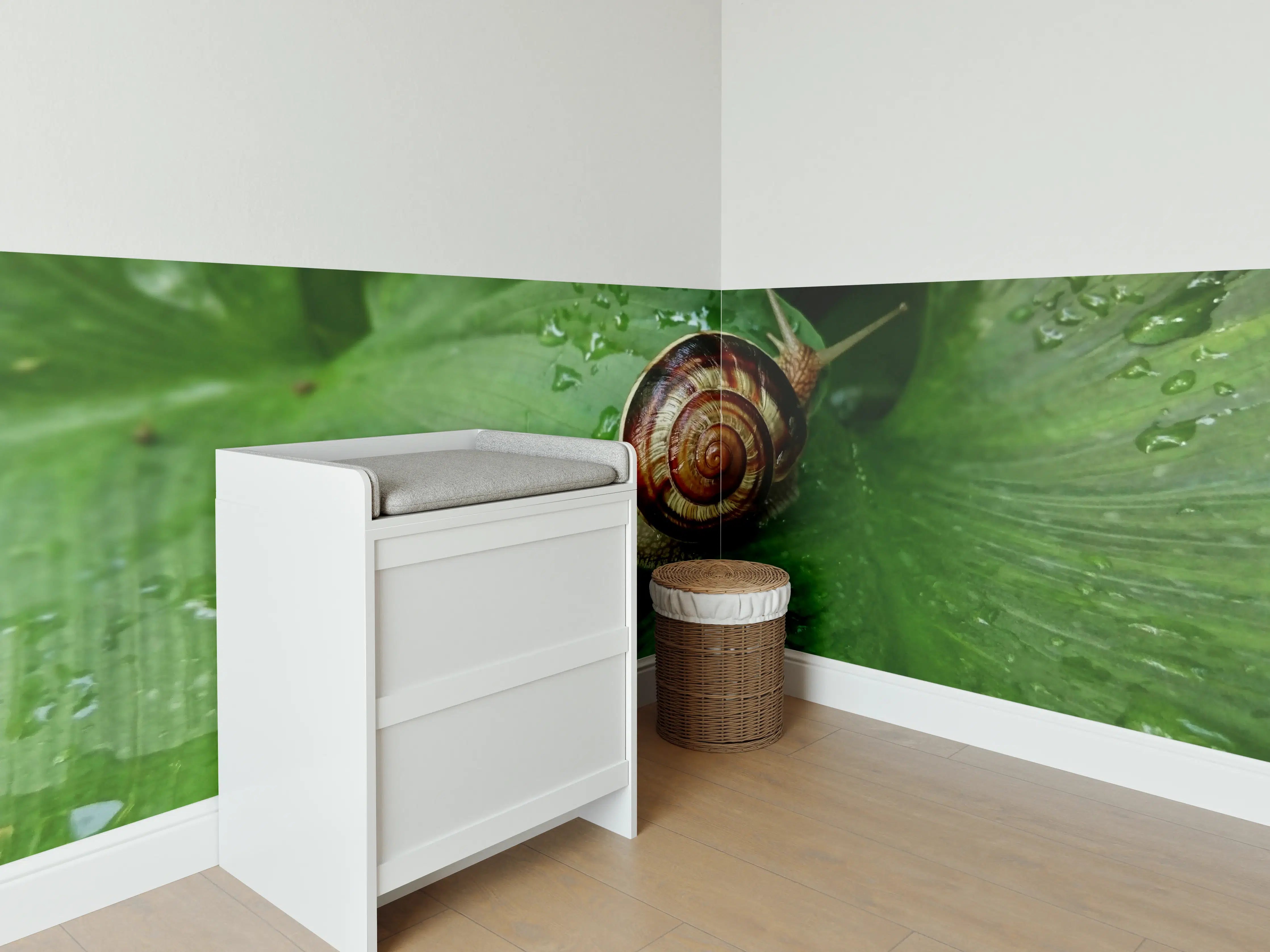 Babyzimmer Wandgestaltung - Schnecke auf einem nassen Blatt