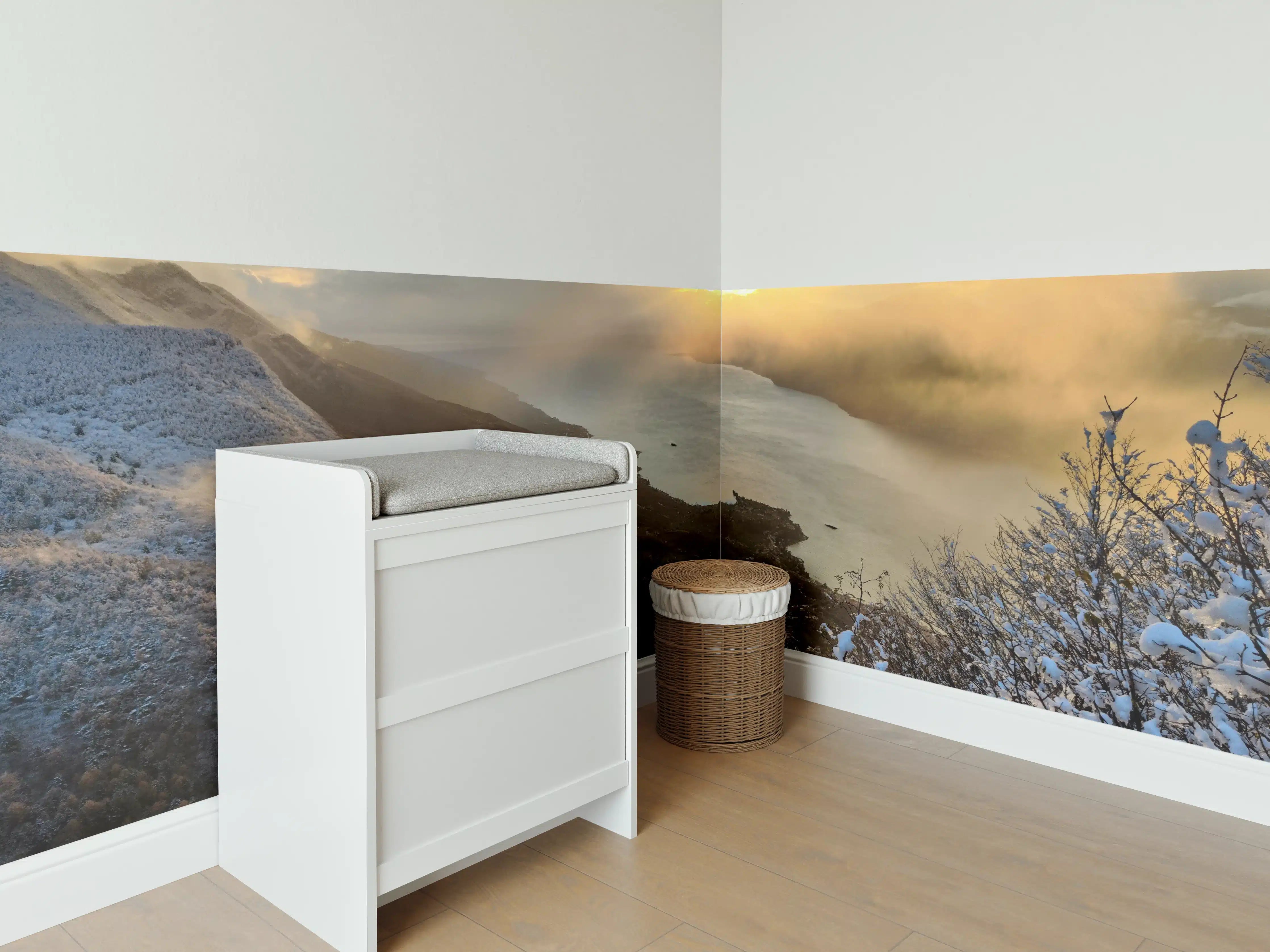 Babyzimmer Wandgestaltung - Schneelandschaft am Gardasee