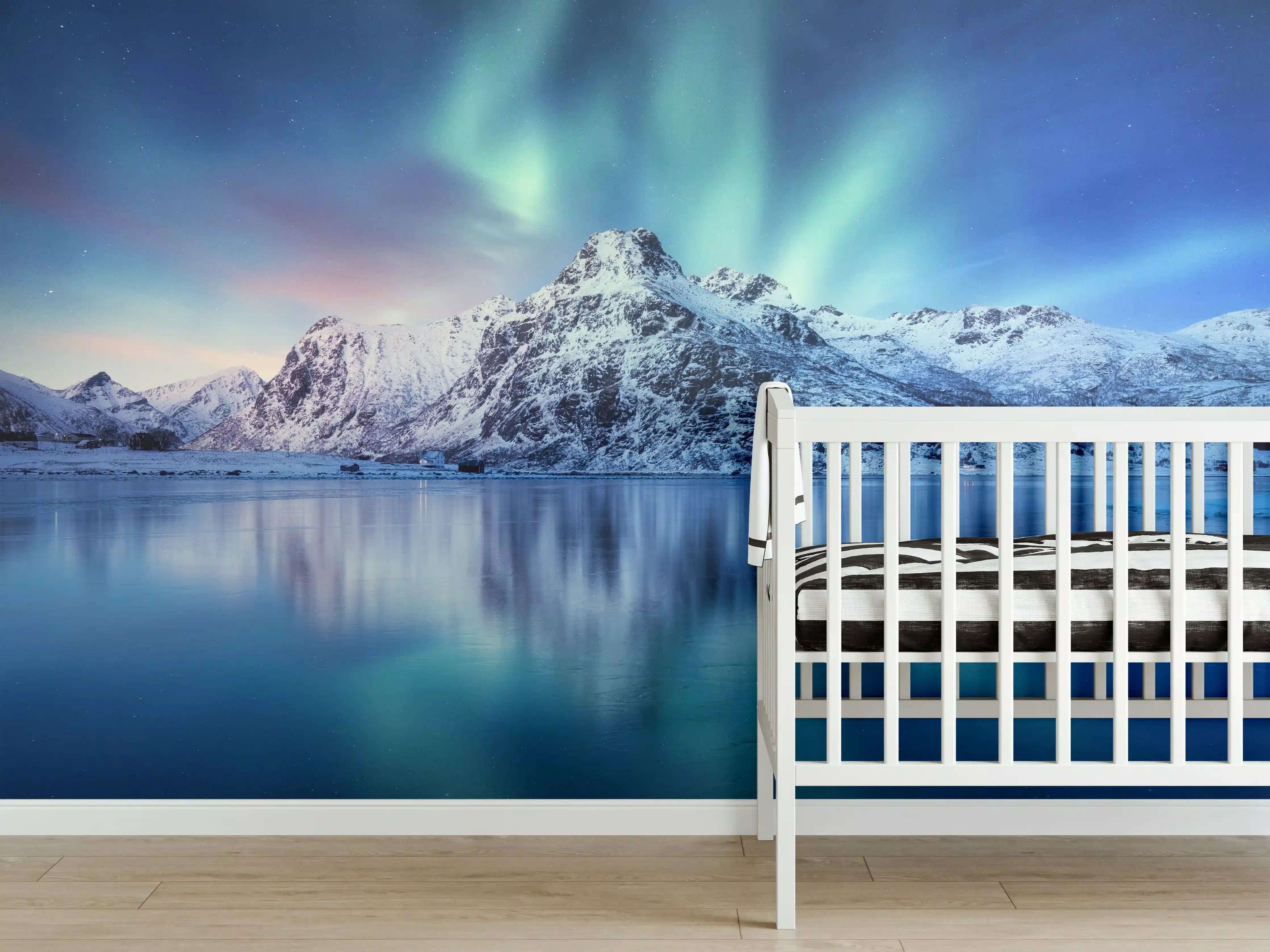 Babyzimmer Wandgestaltung - Schöne Polarlichter über dem Berg