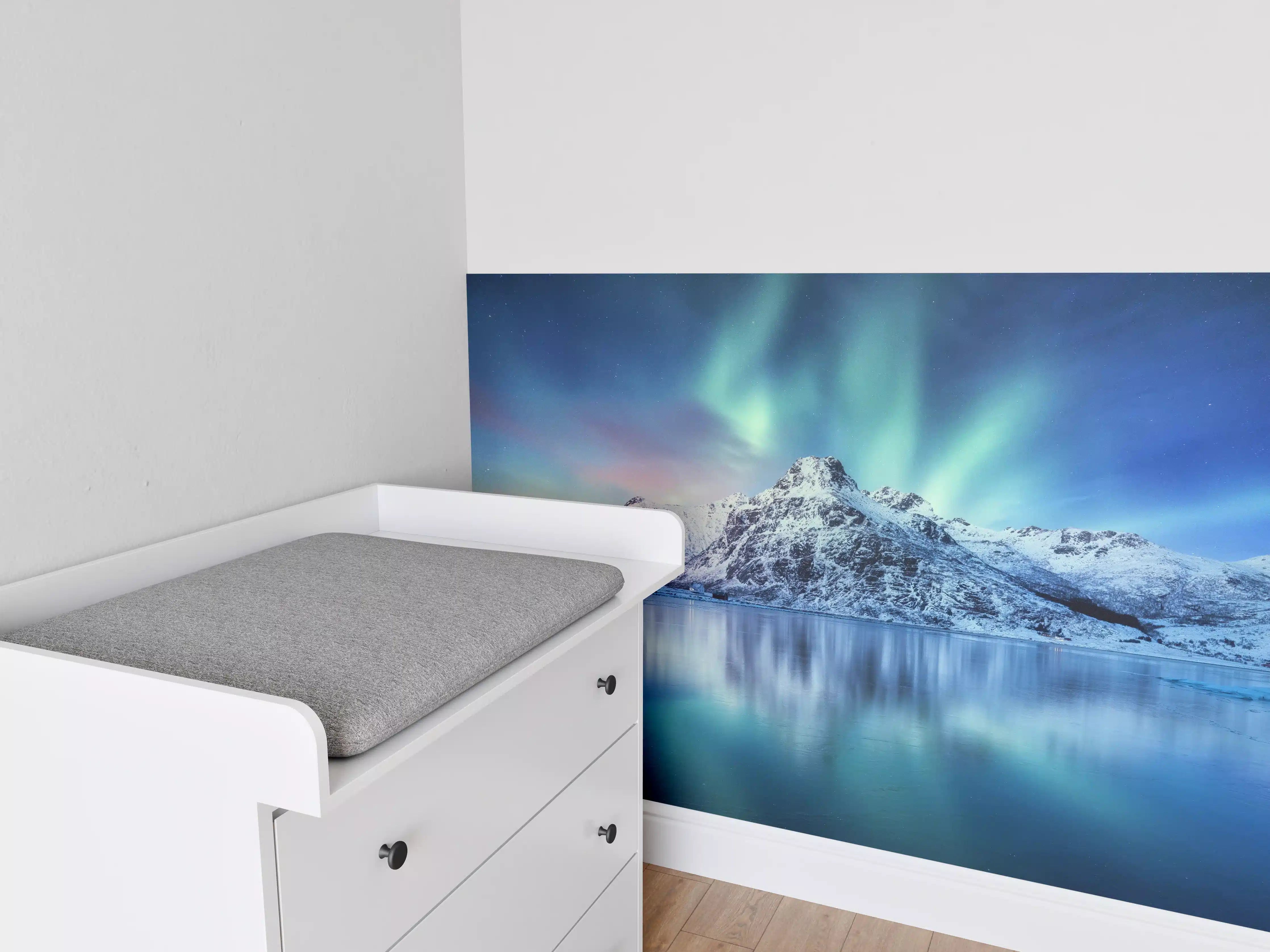Babyzimmer Wandgestaltung - Schöne Polarlichter über dem Berg